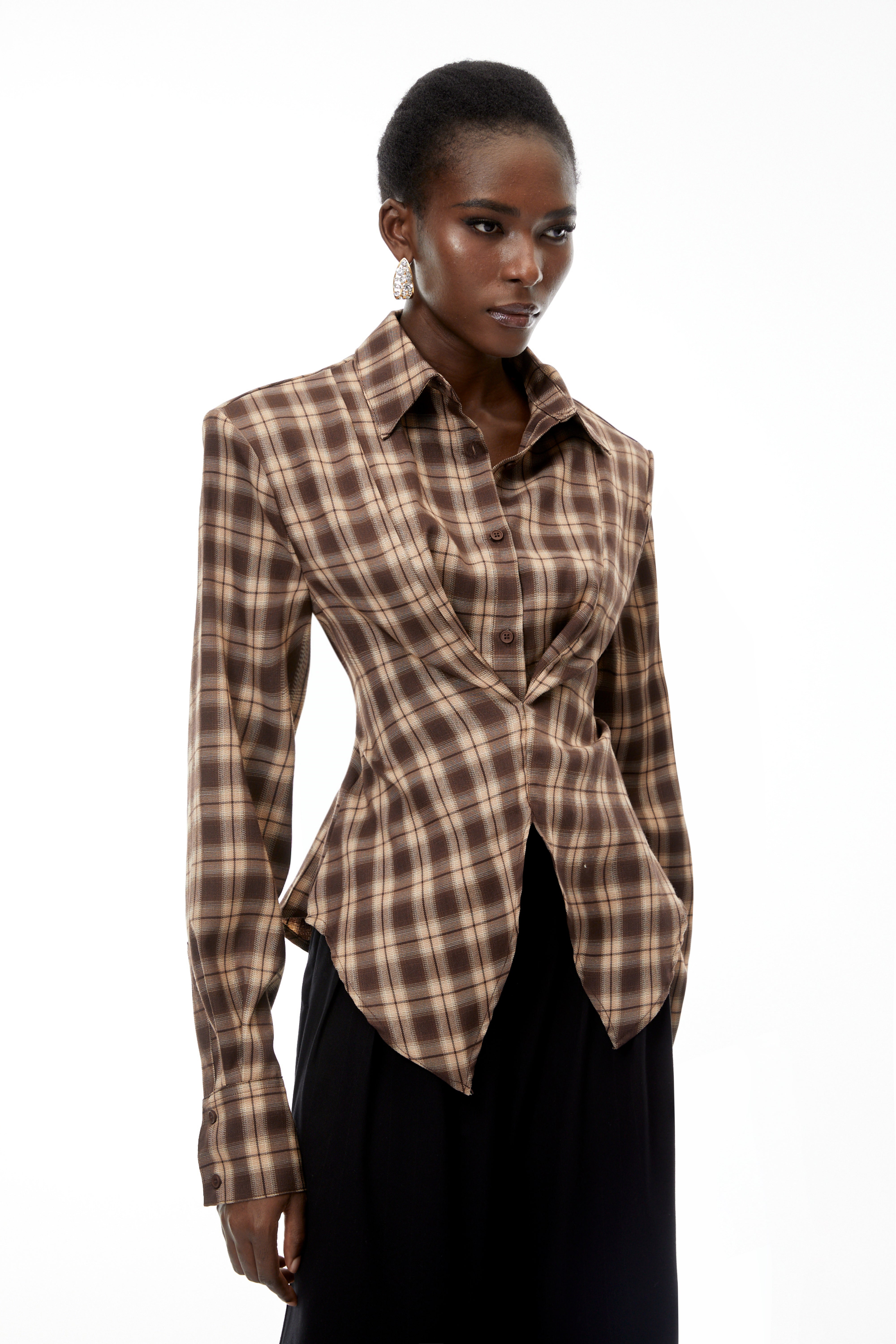 Bernsteinfarbene, rotbraune Karobluse im taillierten Schnitt mit Ausschnitten