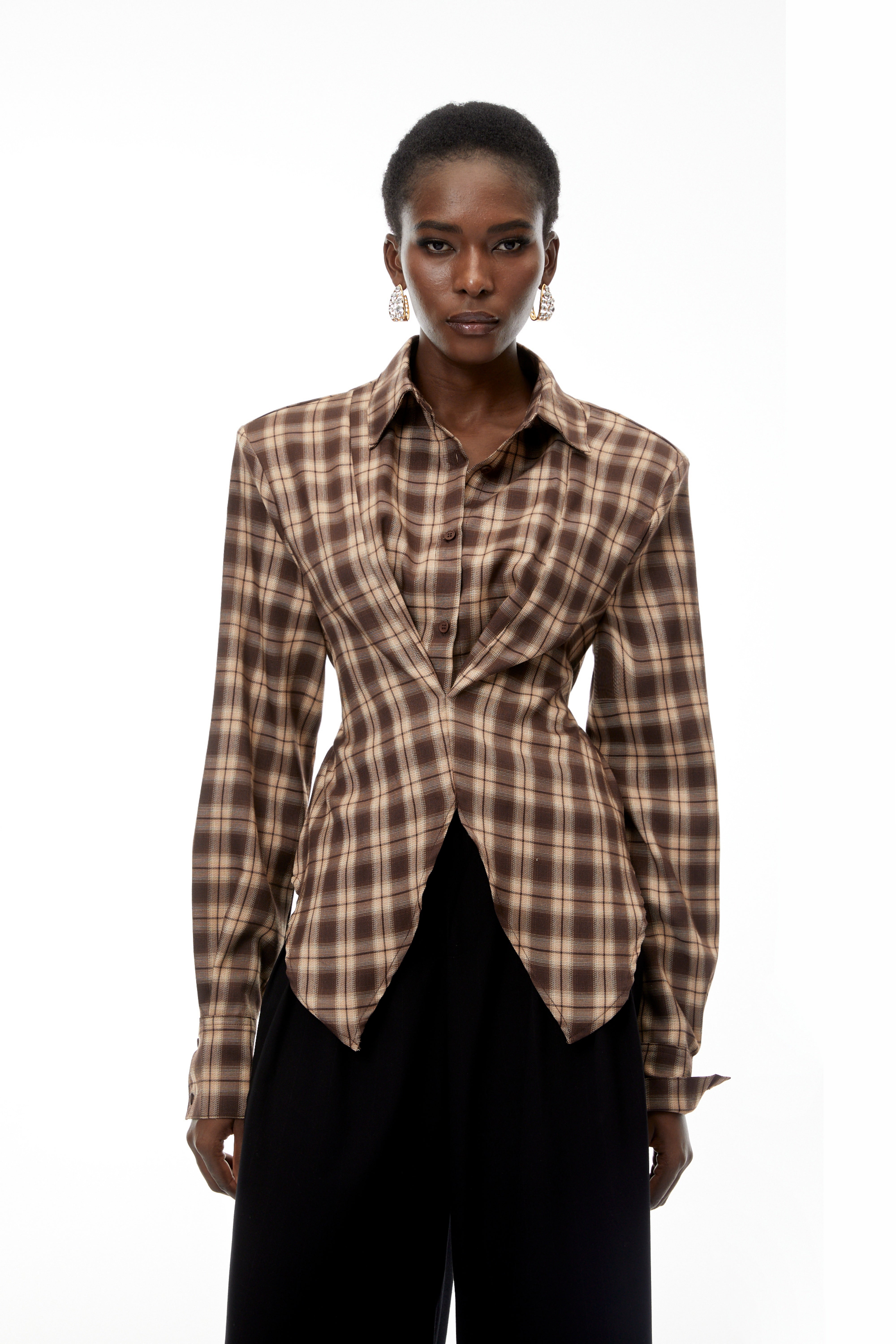 Bernsteinfarbene, rotbraune Karobluse im taillierten Schnitt mit Ausschnitten