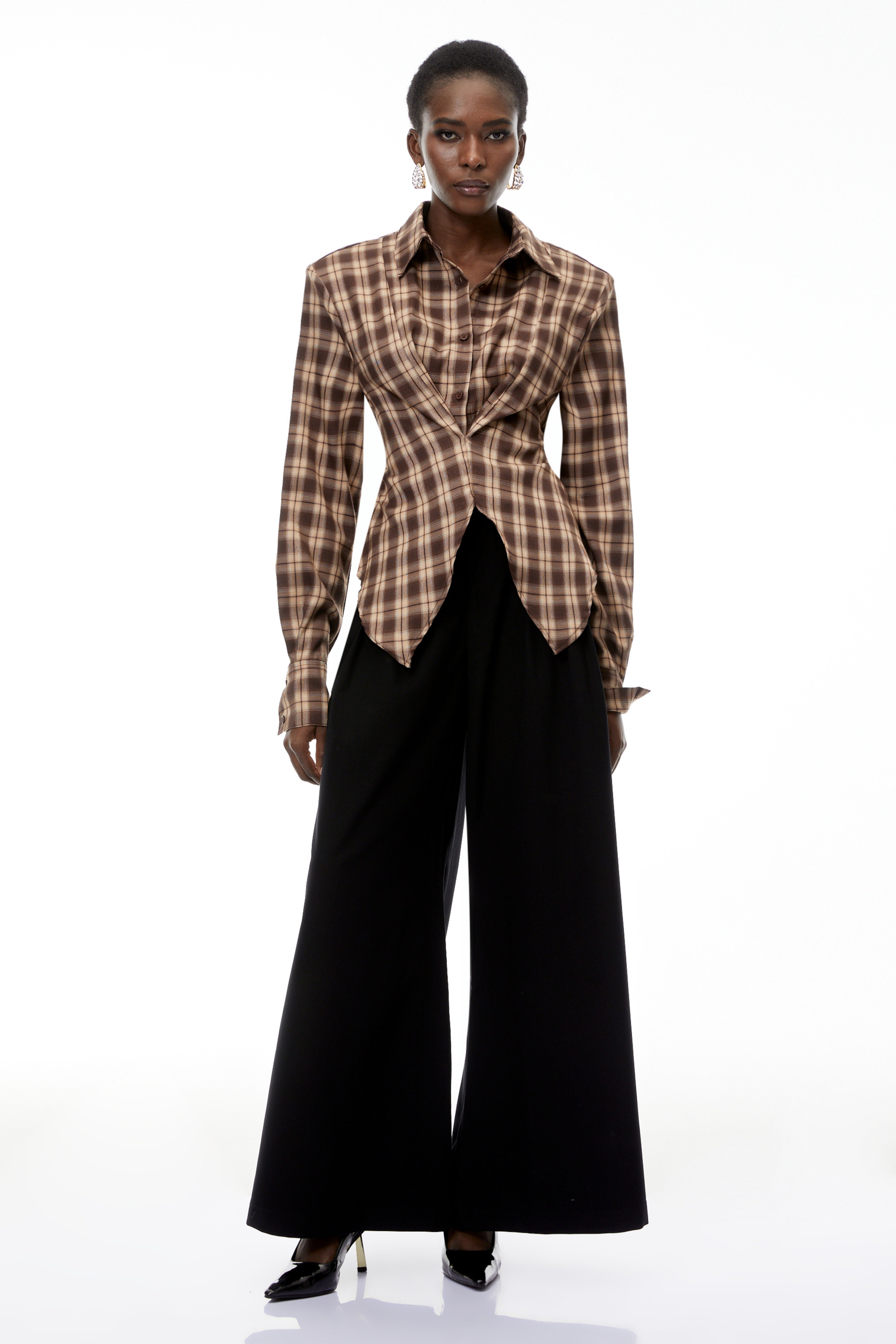 Bernsteinfarbene, rotbraune Karobluse im taillierten Schnitt mit Ausschnitten