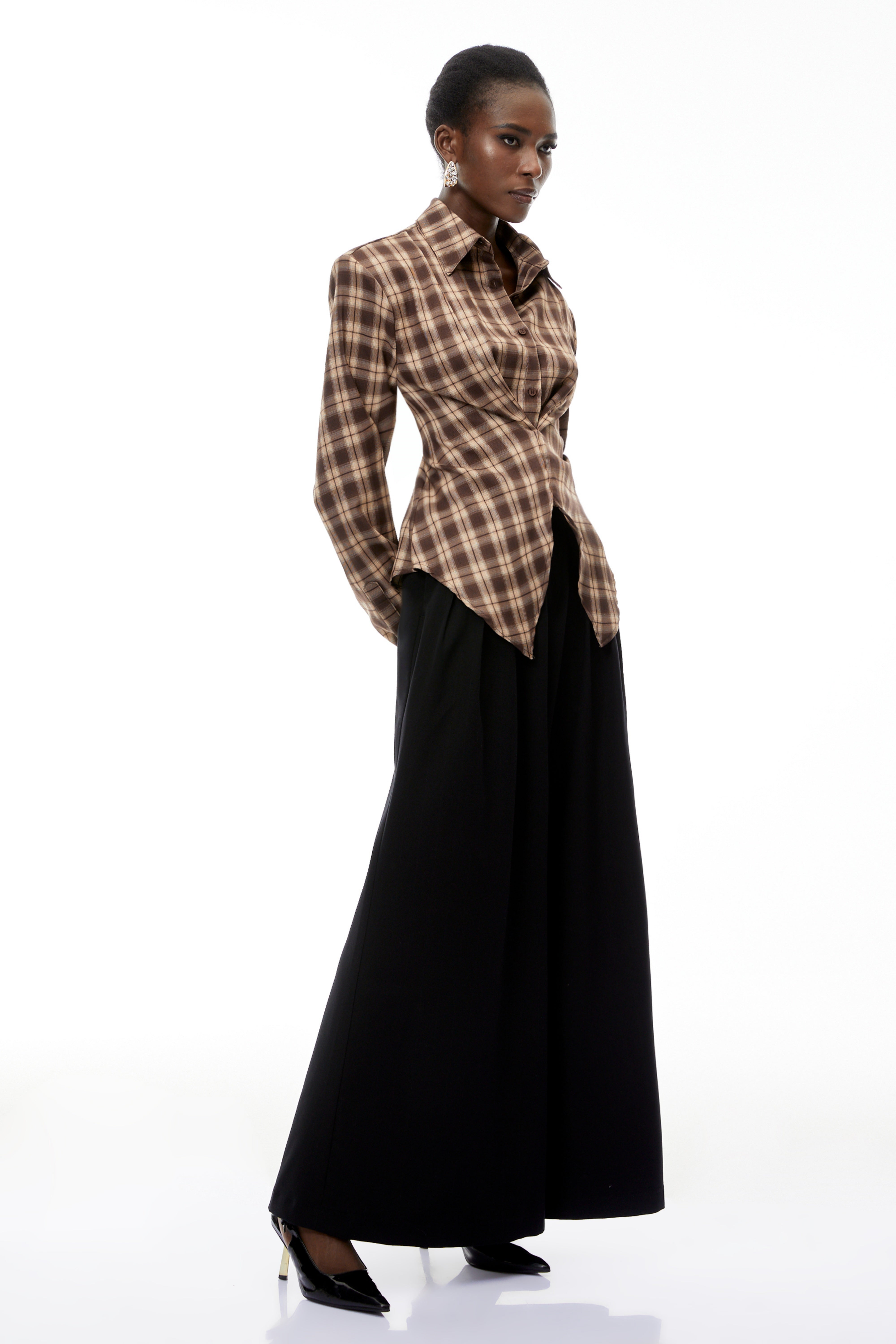 Bernsteinfarbene, rotbraune Karobluse im taillierten Schnitt mit Ausschnitten