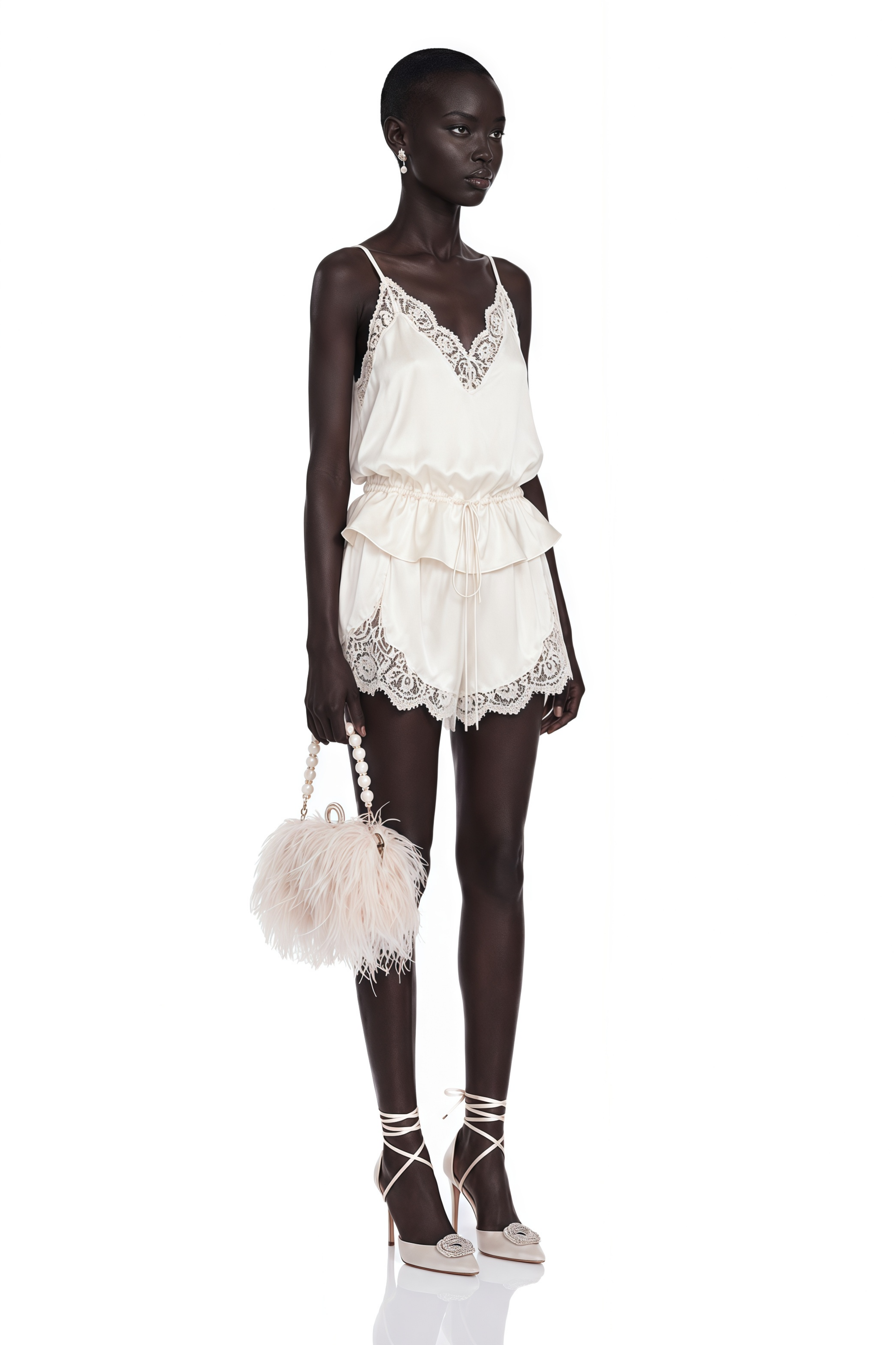 Ensemble top et short en satin ivoire et ambre, orné de dentelle
