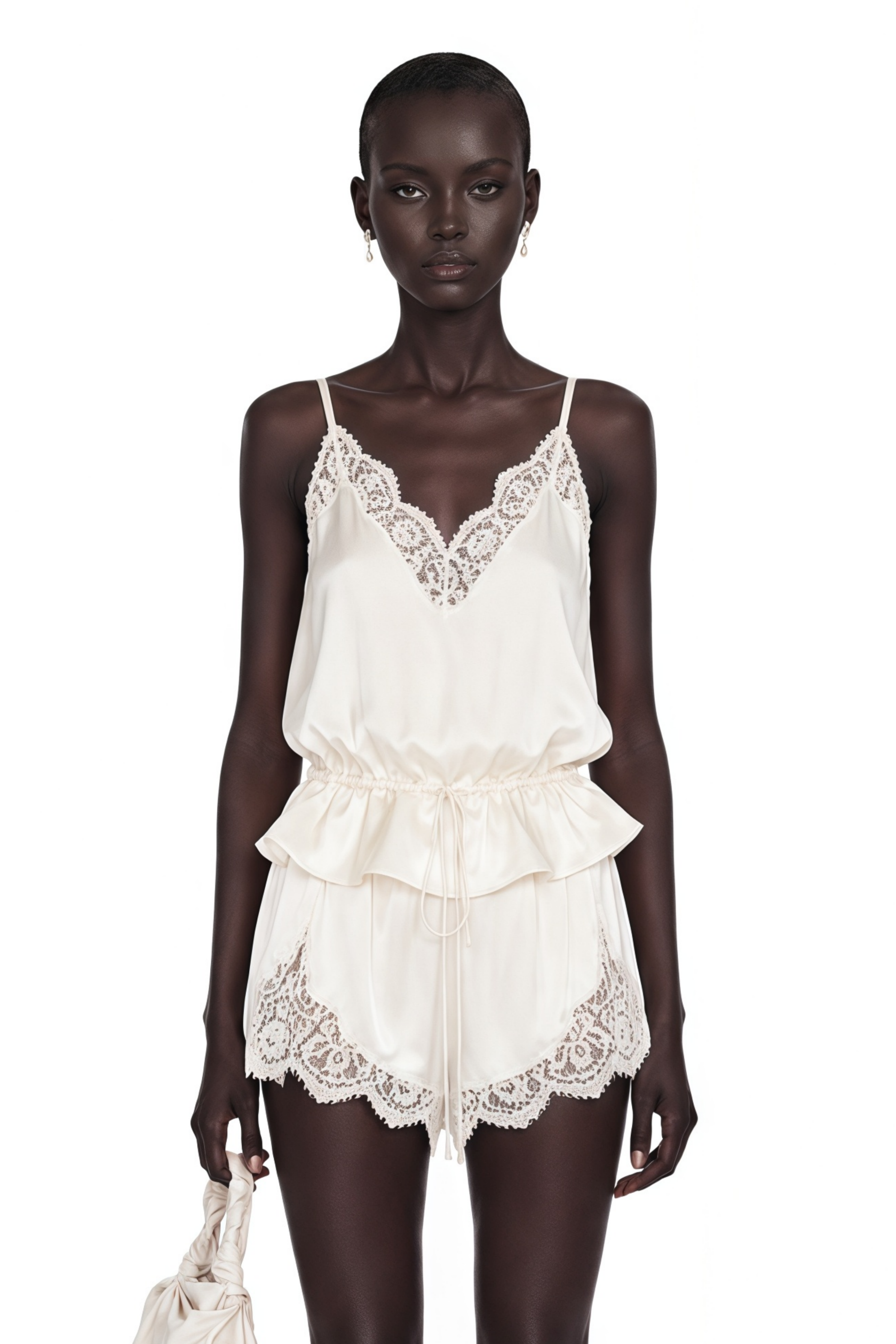 Ensemble top et short en satin ivoire et ambre, orné de dentelle