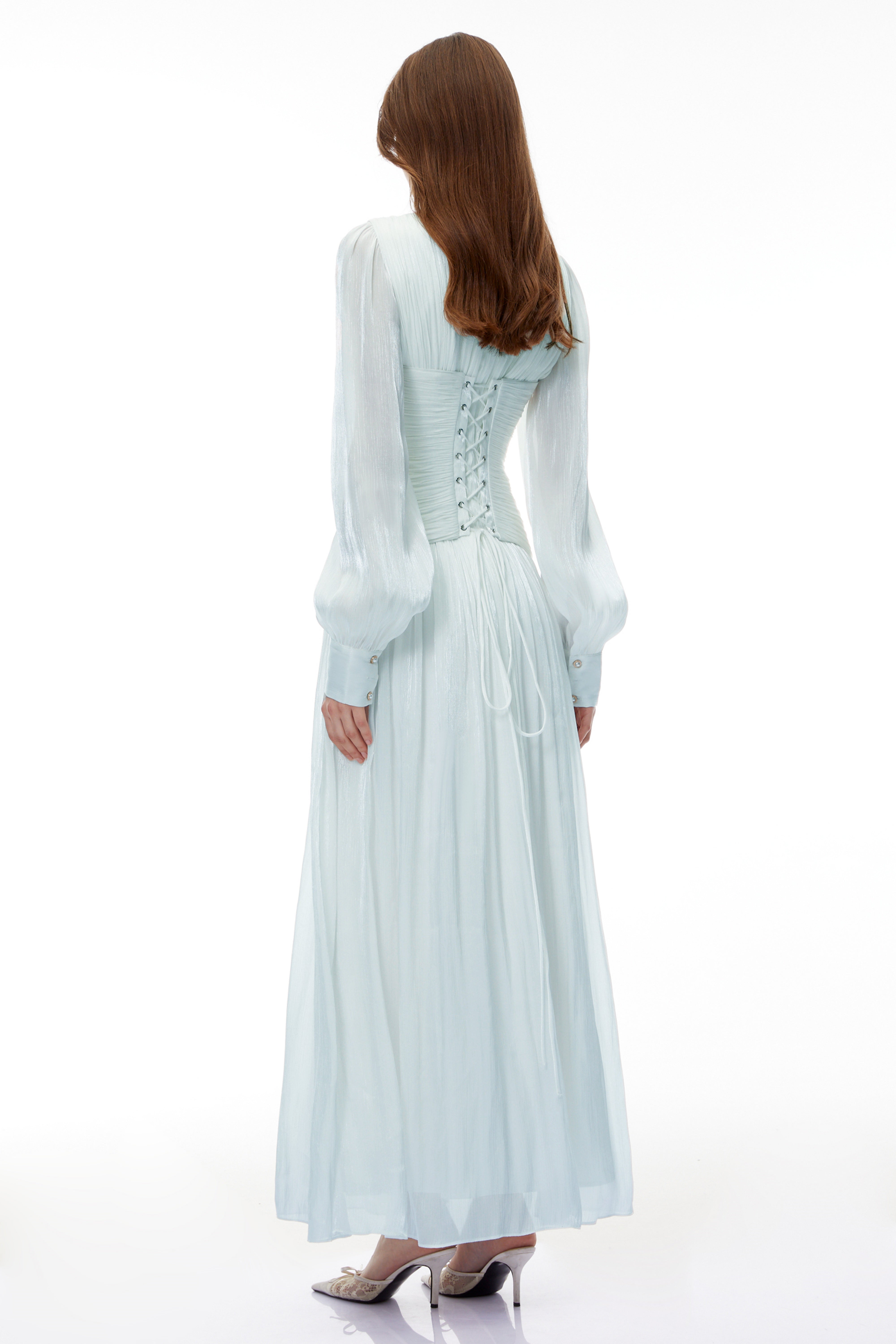 فستان طويل من "أنيكا غرين" برقبة عالية وملمس لامع ومزين بكشكشة