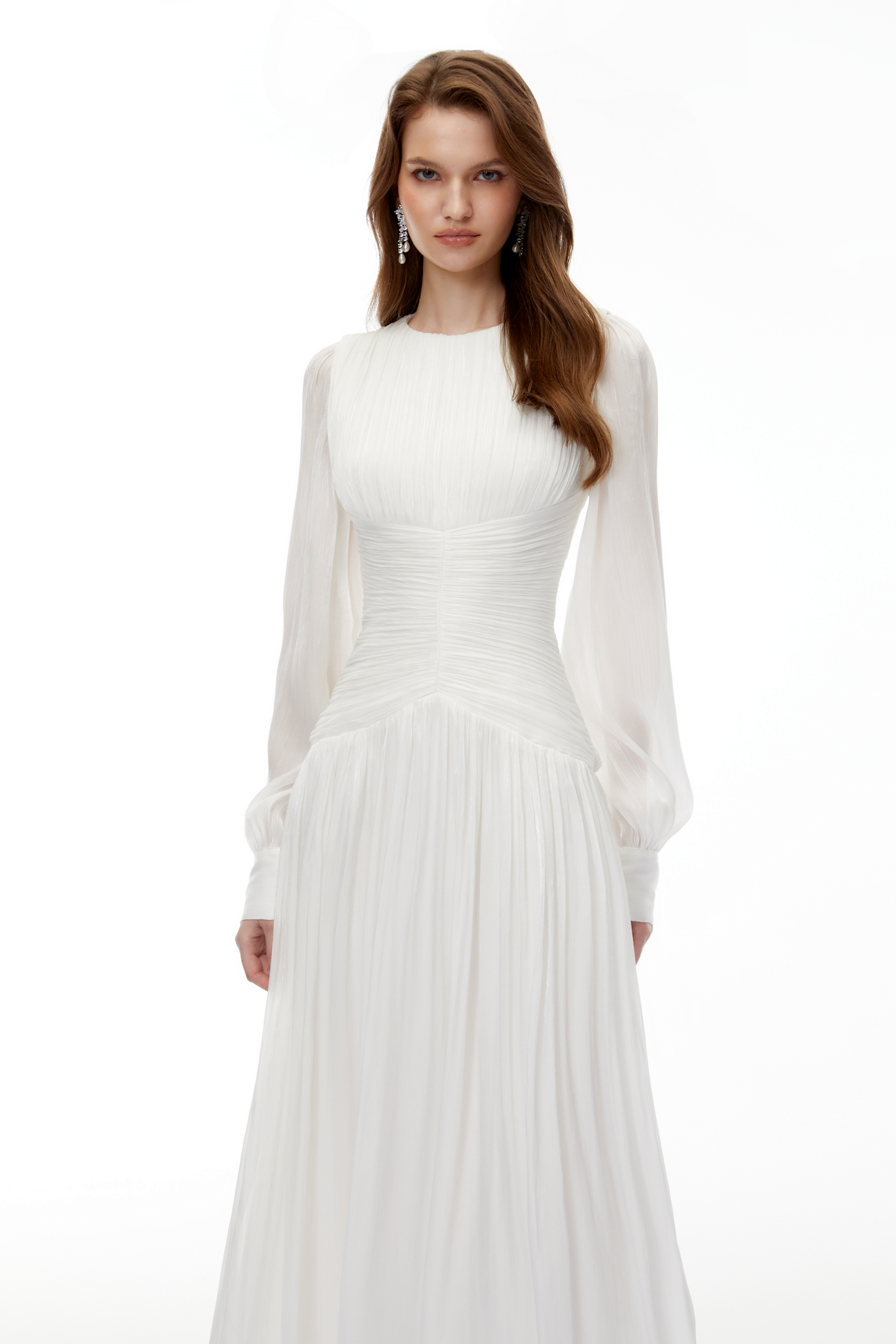 Aneka – Weißes, hochgeschlossenes, glänzendes Maxikleid mit Rüschen