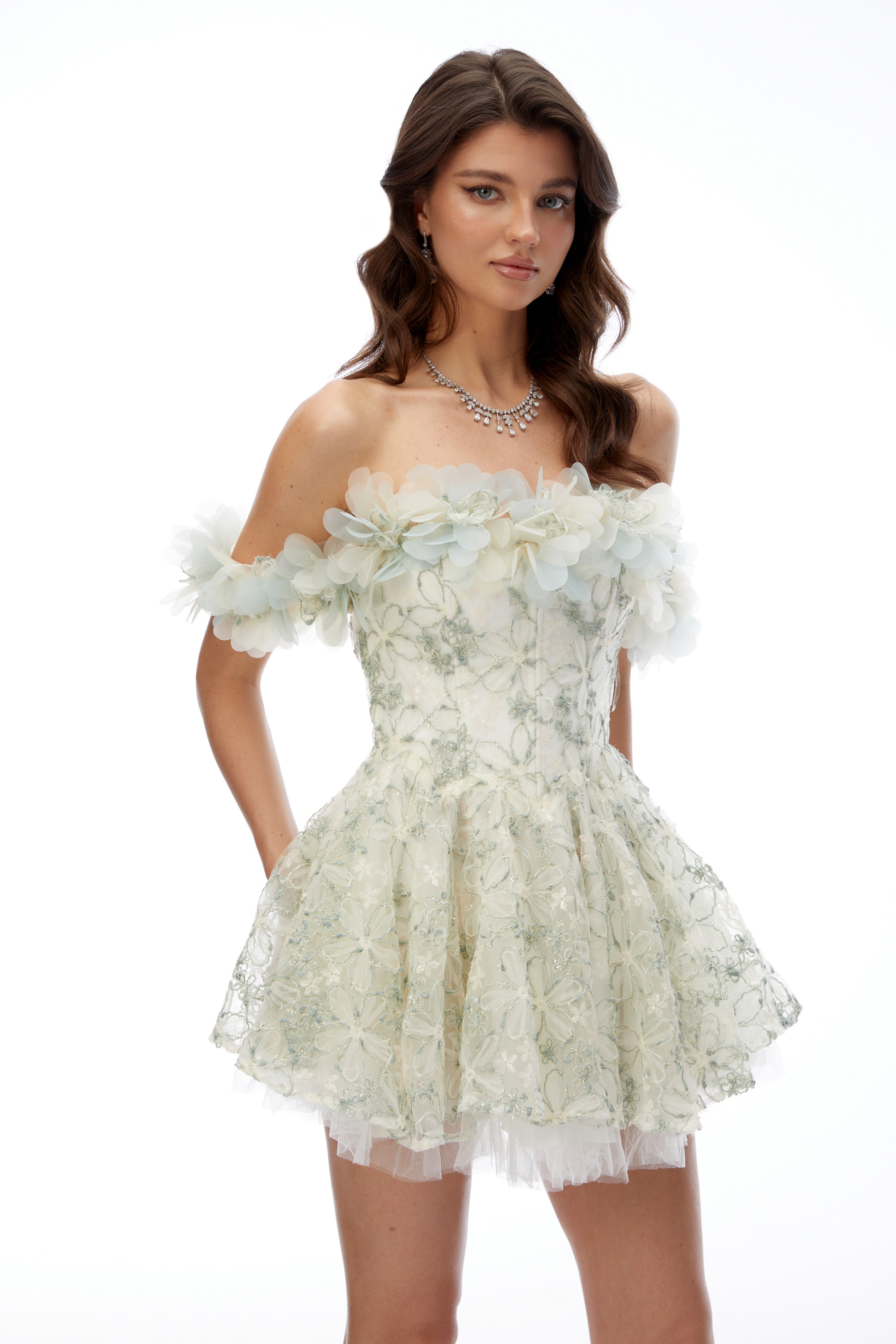 Mini-robe à épaules dénudées en dentelle Angela Green avec motifs floraux en 3D