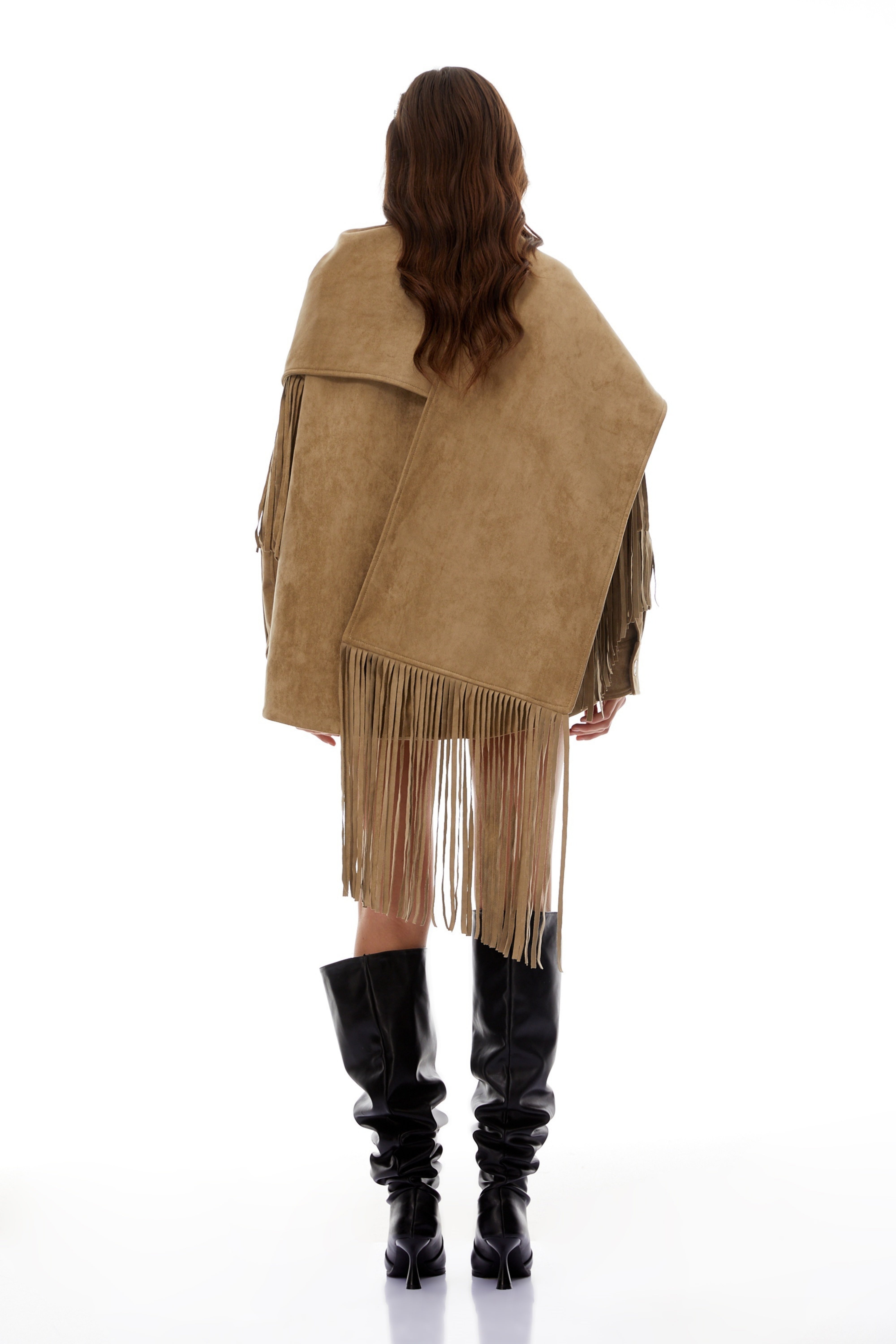 طقم أوندِس من شال فرو أبيض وسترة صوفية وشورت