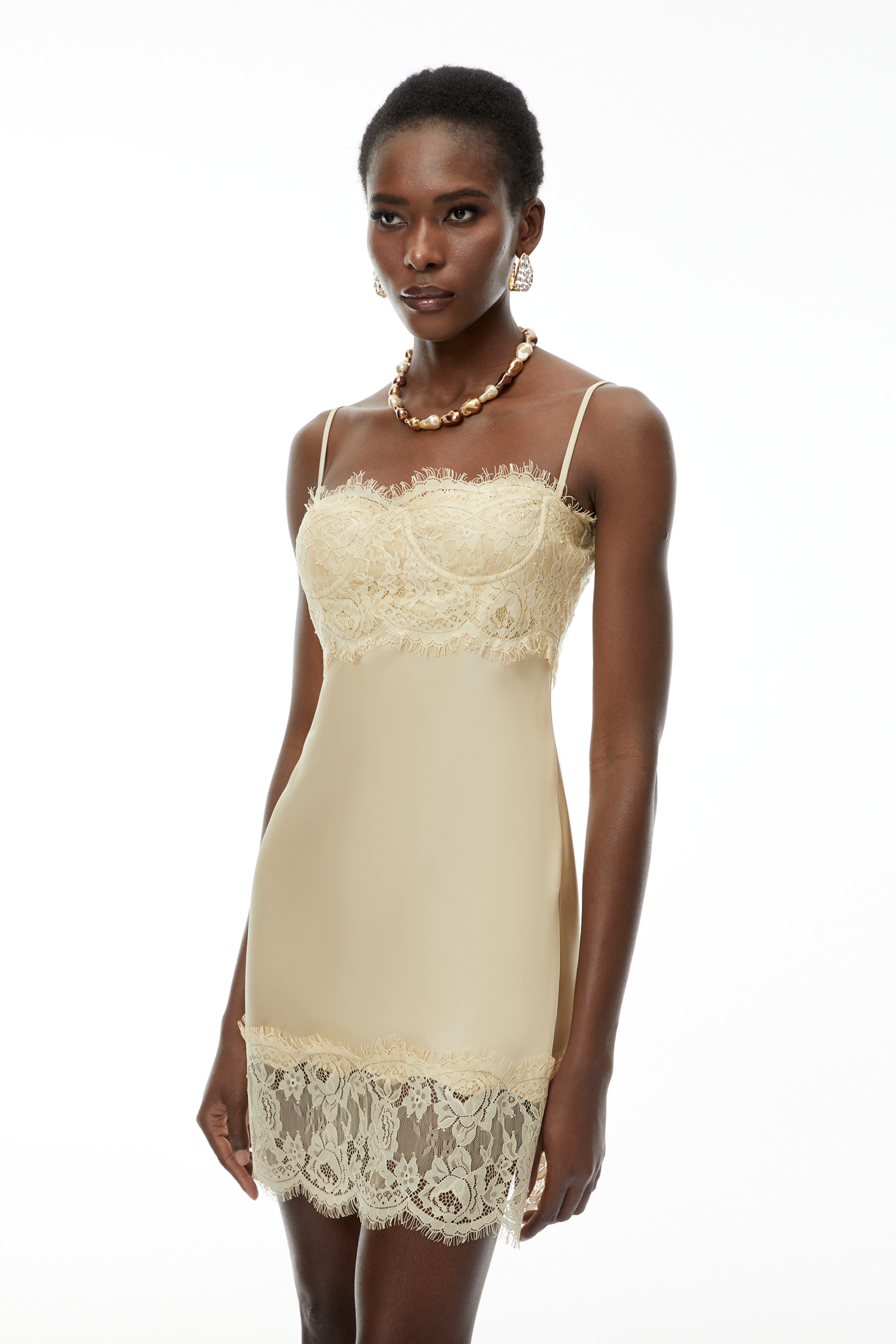 Mini-robe Anjelica en satin champagne avec empiècements en dentelle (Vente définitive)