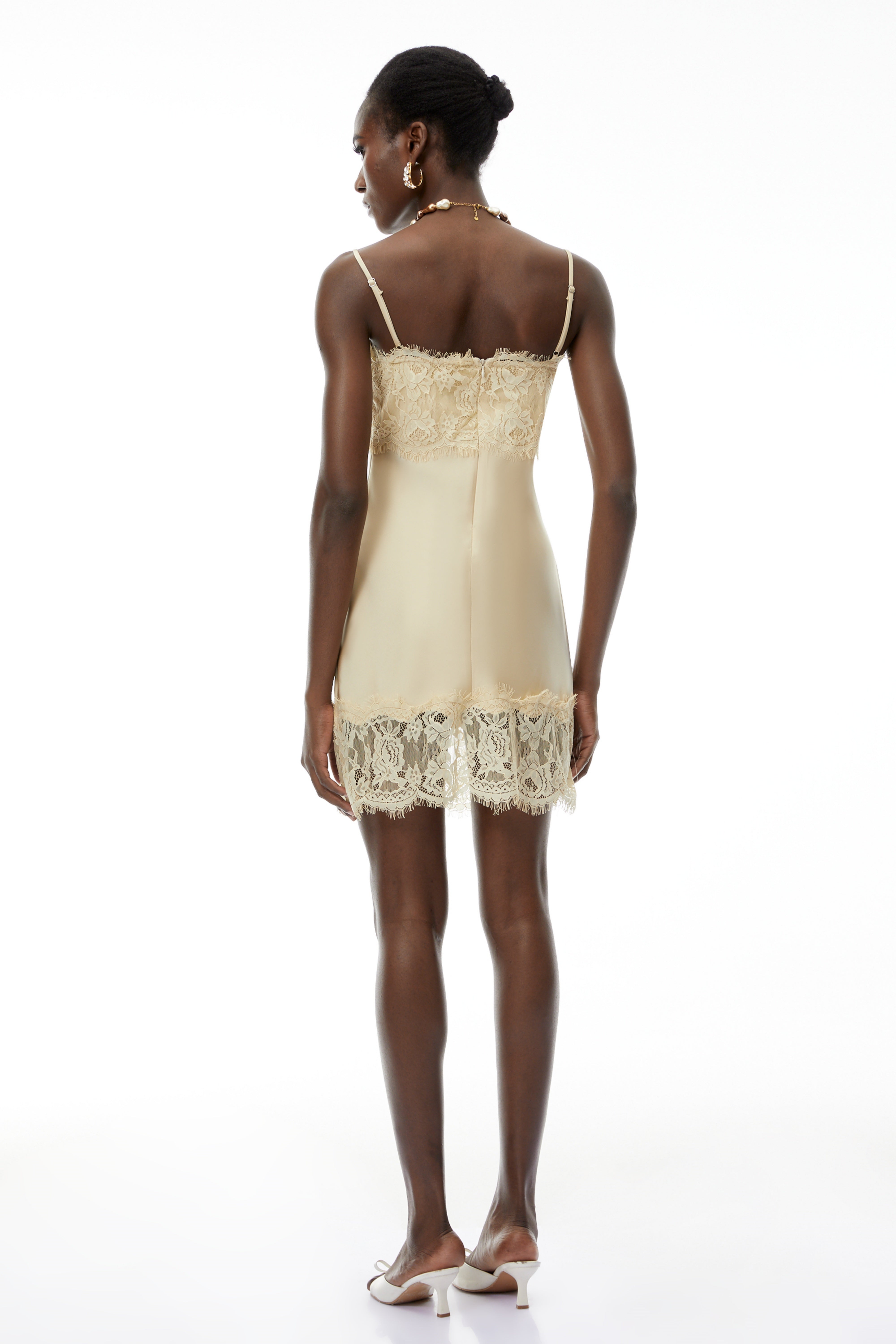 Mini-robe Anjelica en satin champagne avec empiècements en dentelle (Vente définitive)