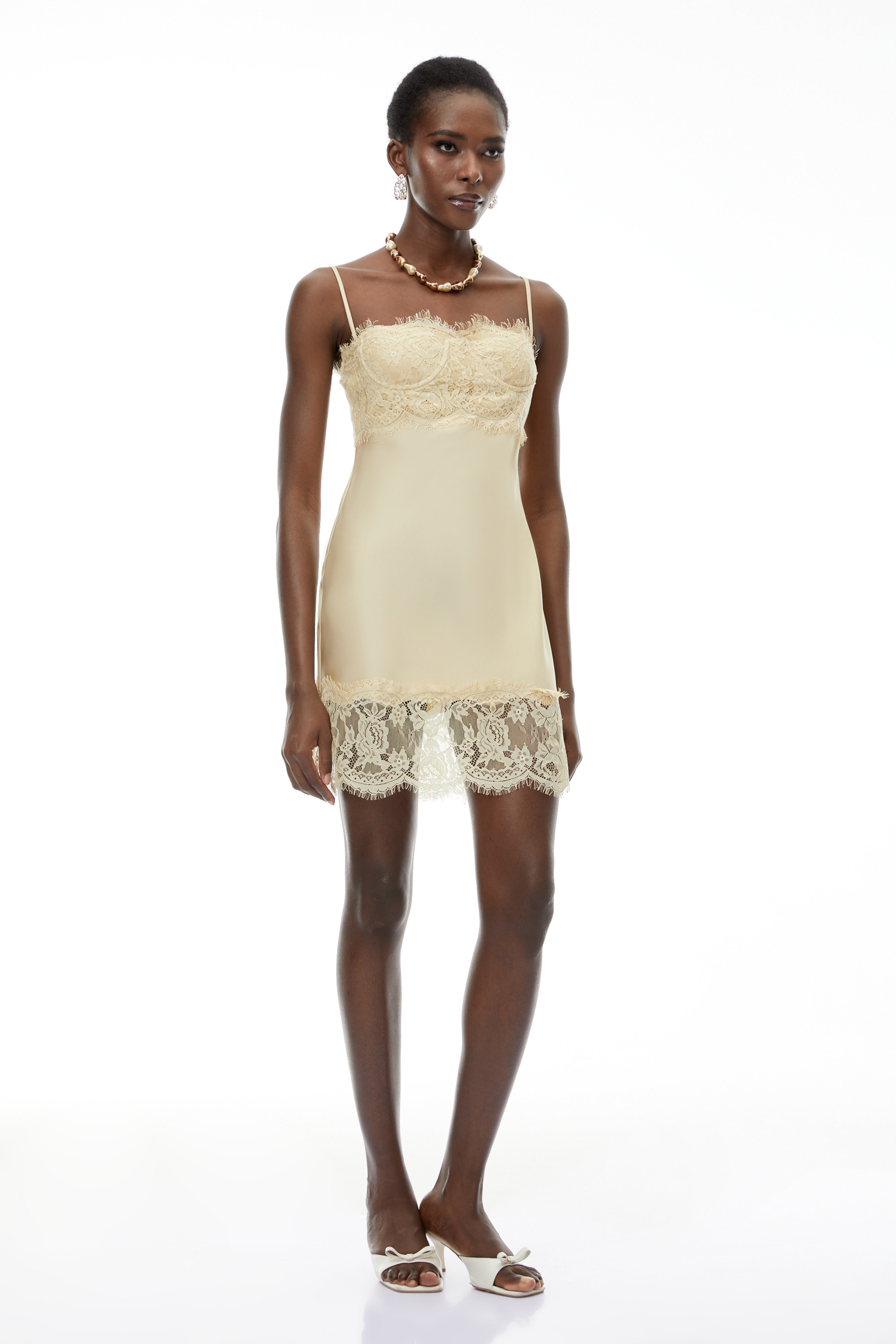 Mini-robe Anjelica en satin champagne avec empiècements en dentelle (Vente définitive)