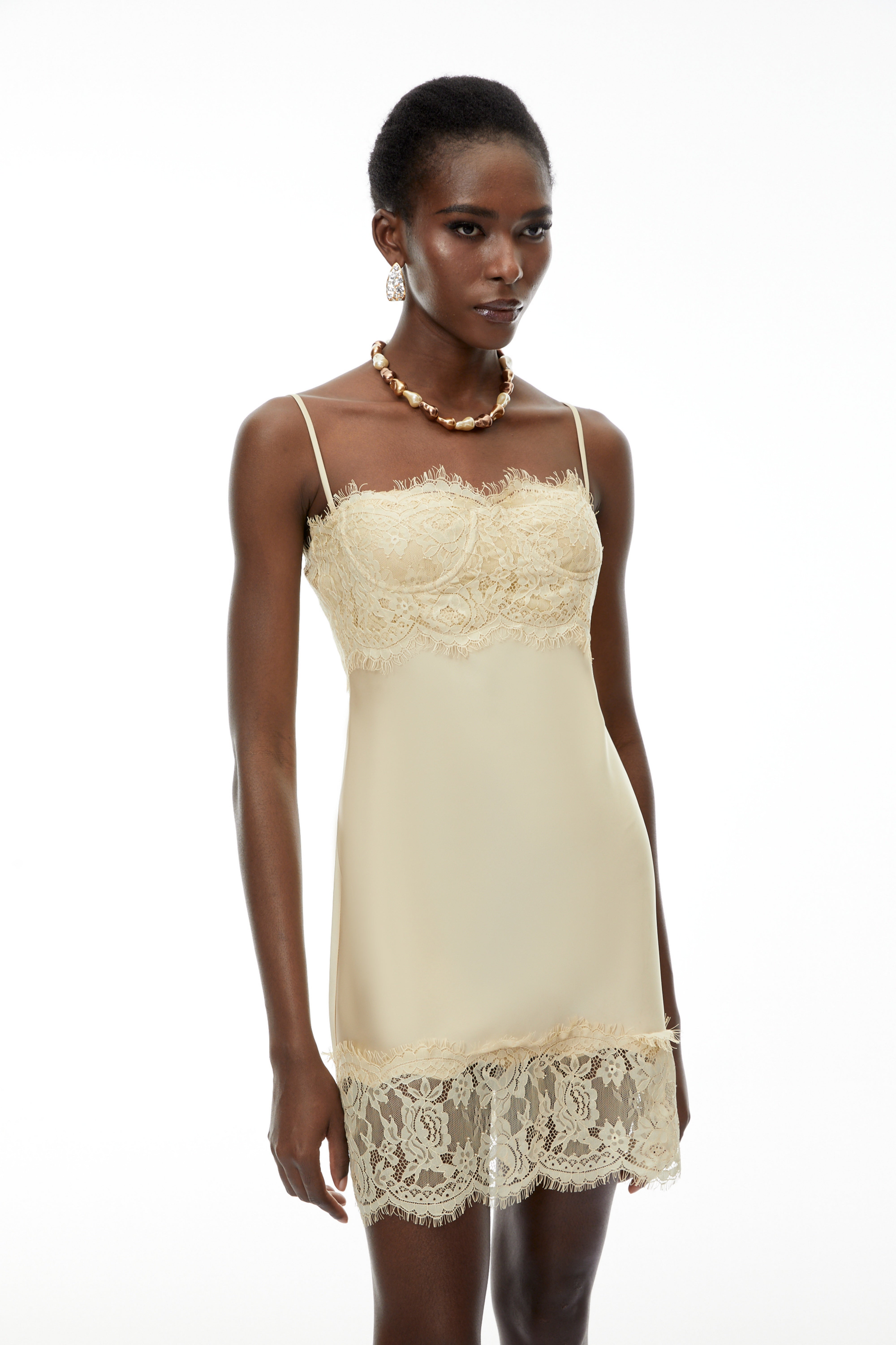 Mini-robe Anjelica en satin champagne avec empiècements en dentelle (Vente définitive)