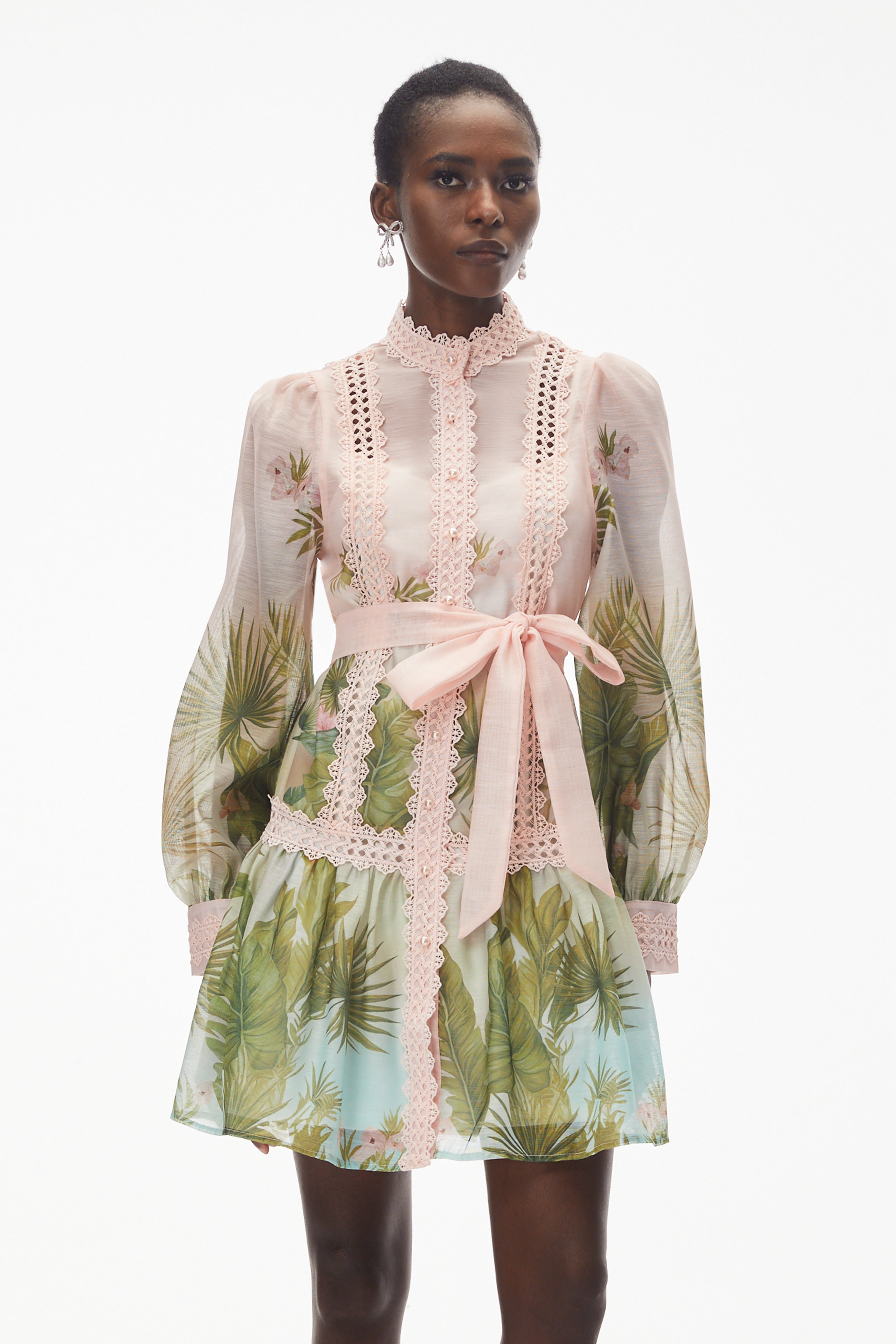 Mini-robe Antigone rose avec empiècements en dentelle et nœud