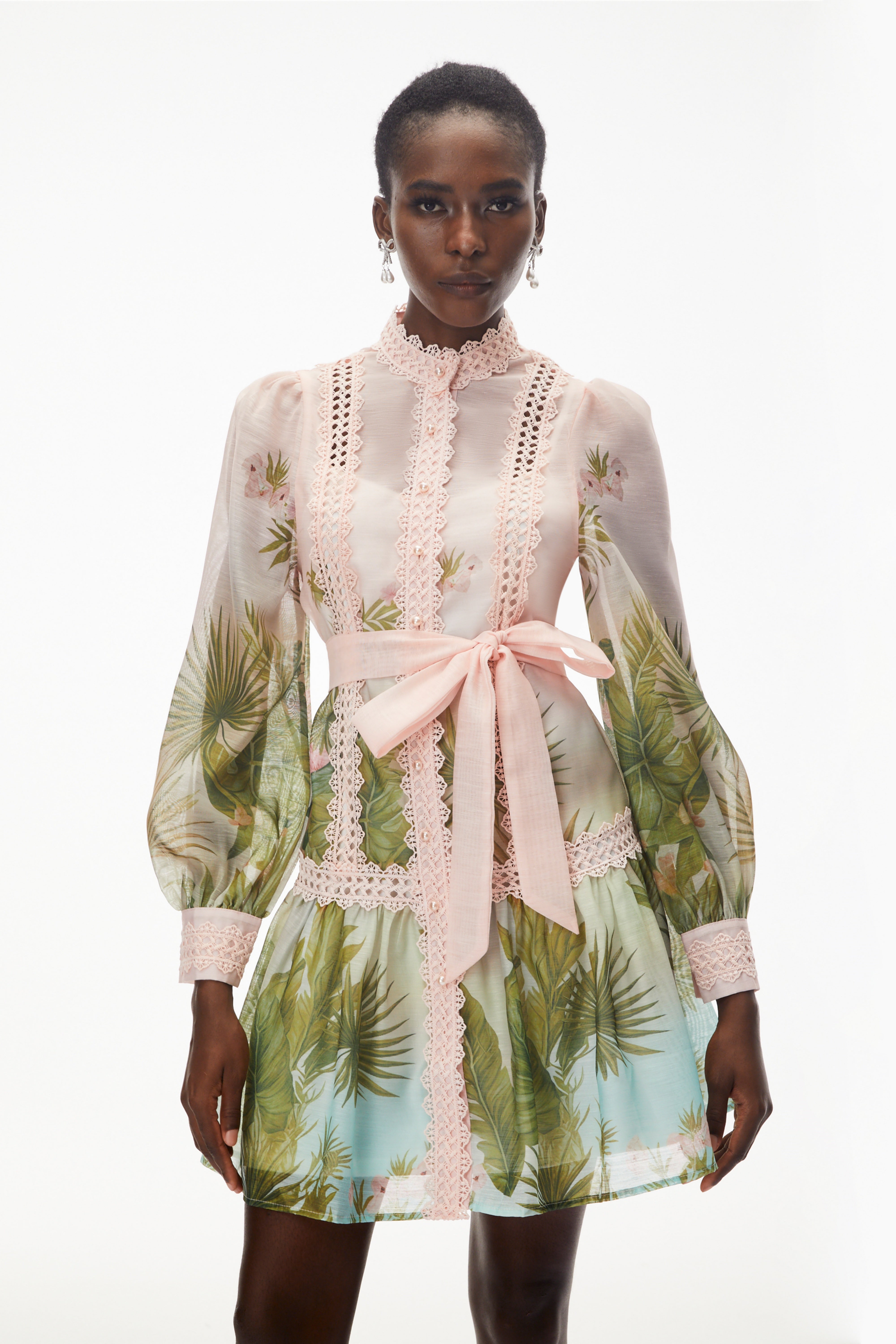 Mini-robe Antigone rose avec empiècements en dentelle et nœud