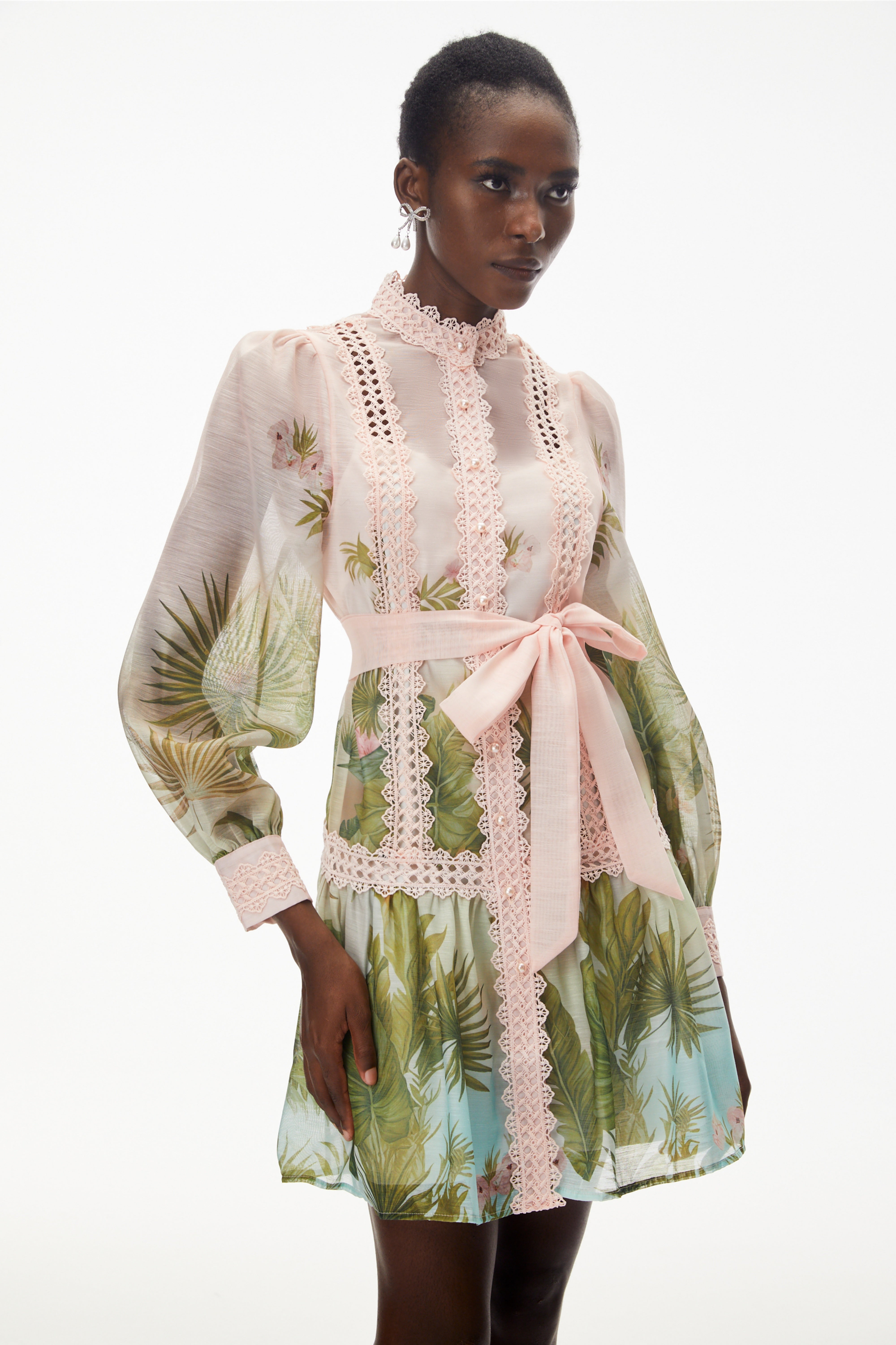 Mini-robe Antigone rose avec empiècements en dentelle et nœud