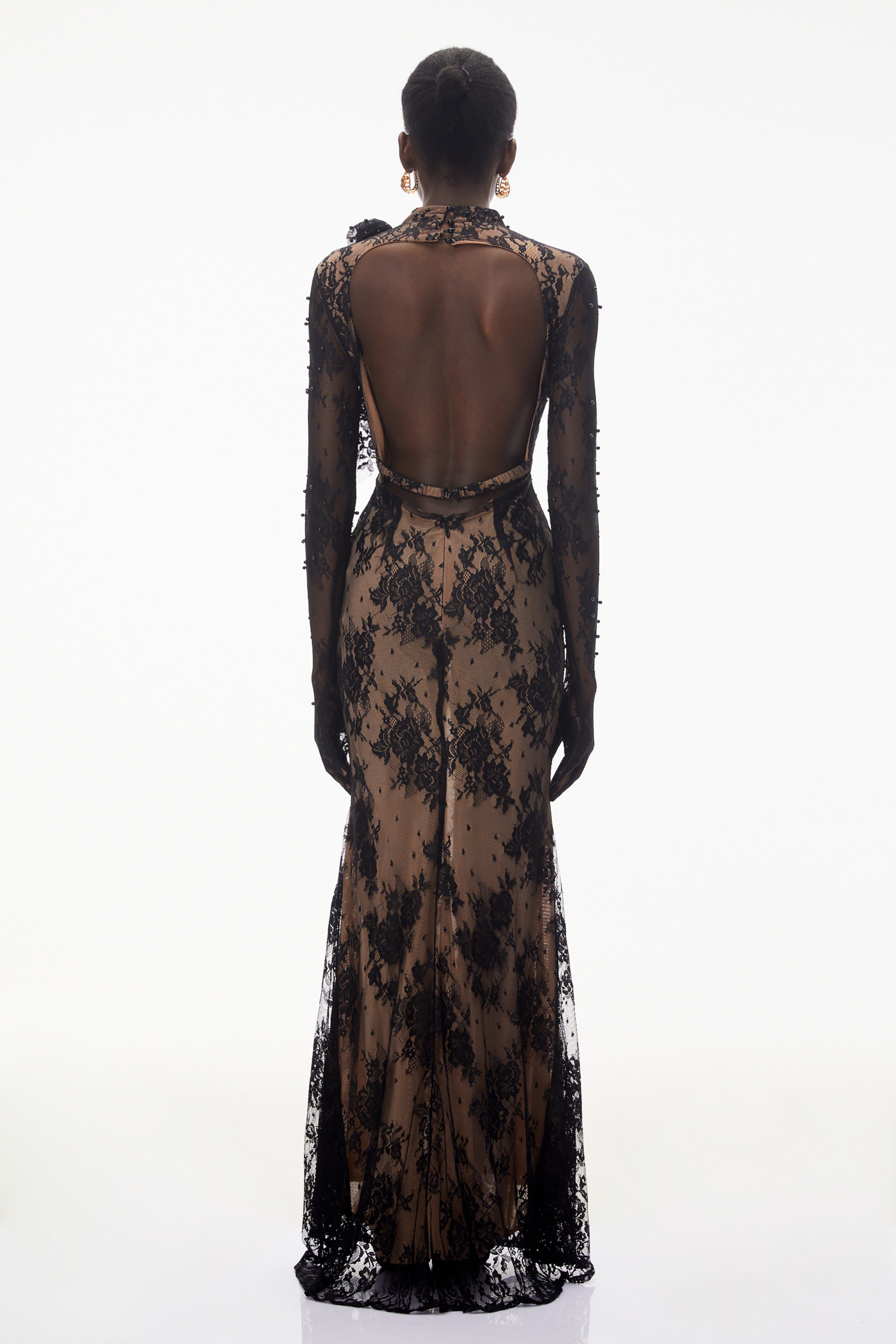 Arabella Black – Maxikleid mit Stehkragen, Pailletten und Spitze