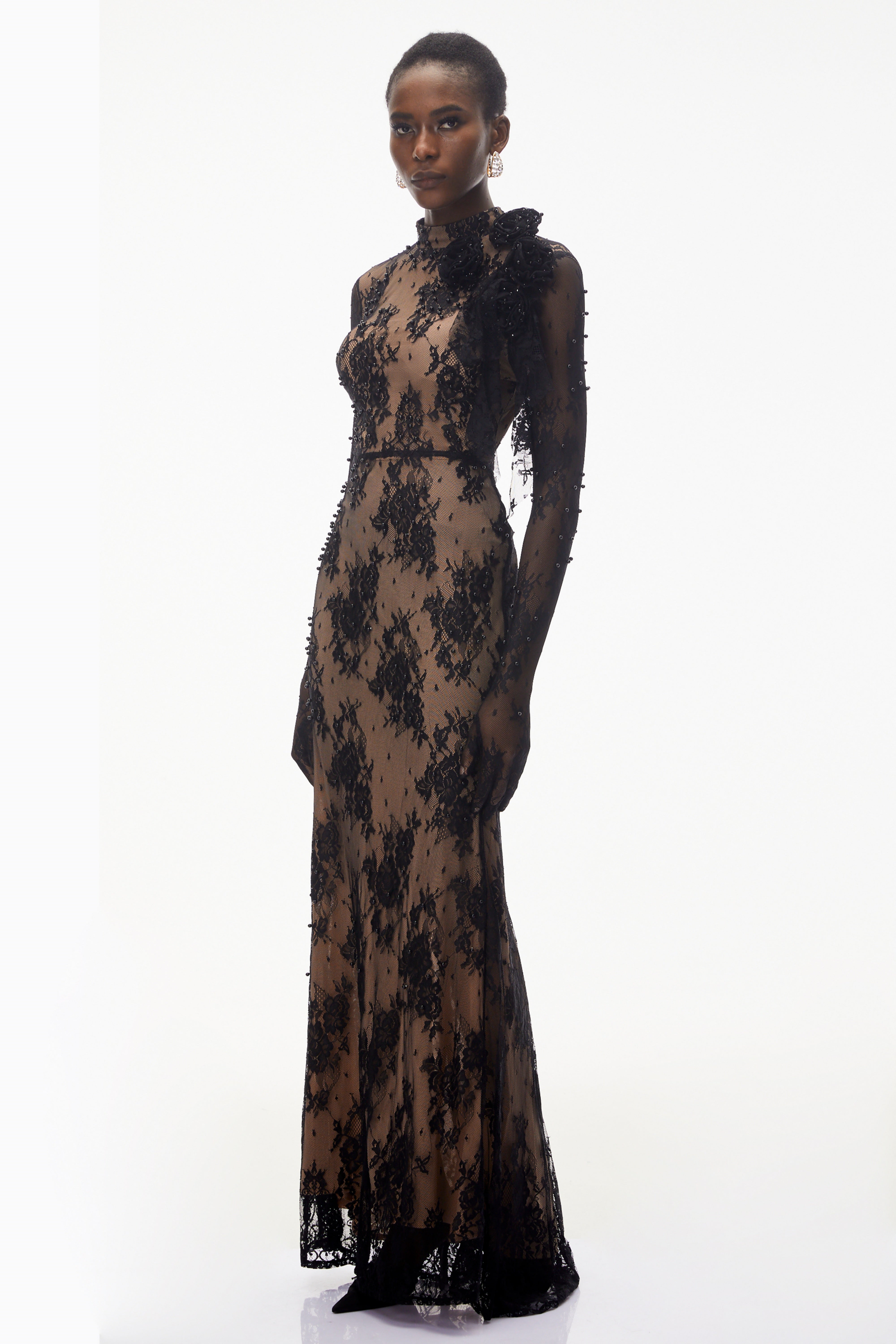 Arabella Black – Maxikleid mit Stehkragen, Pailletten und Spitze