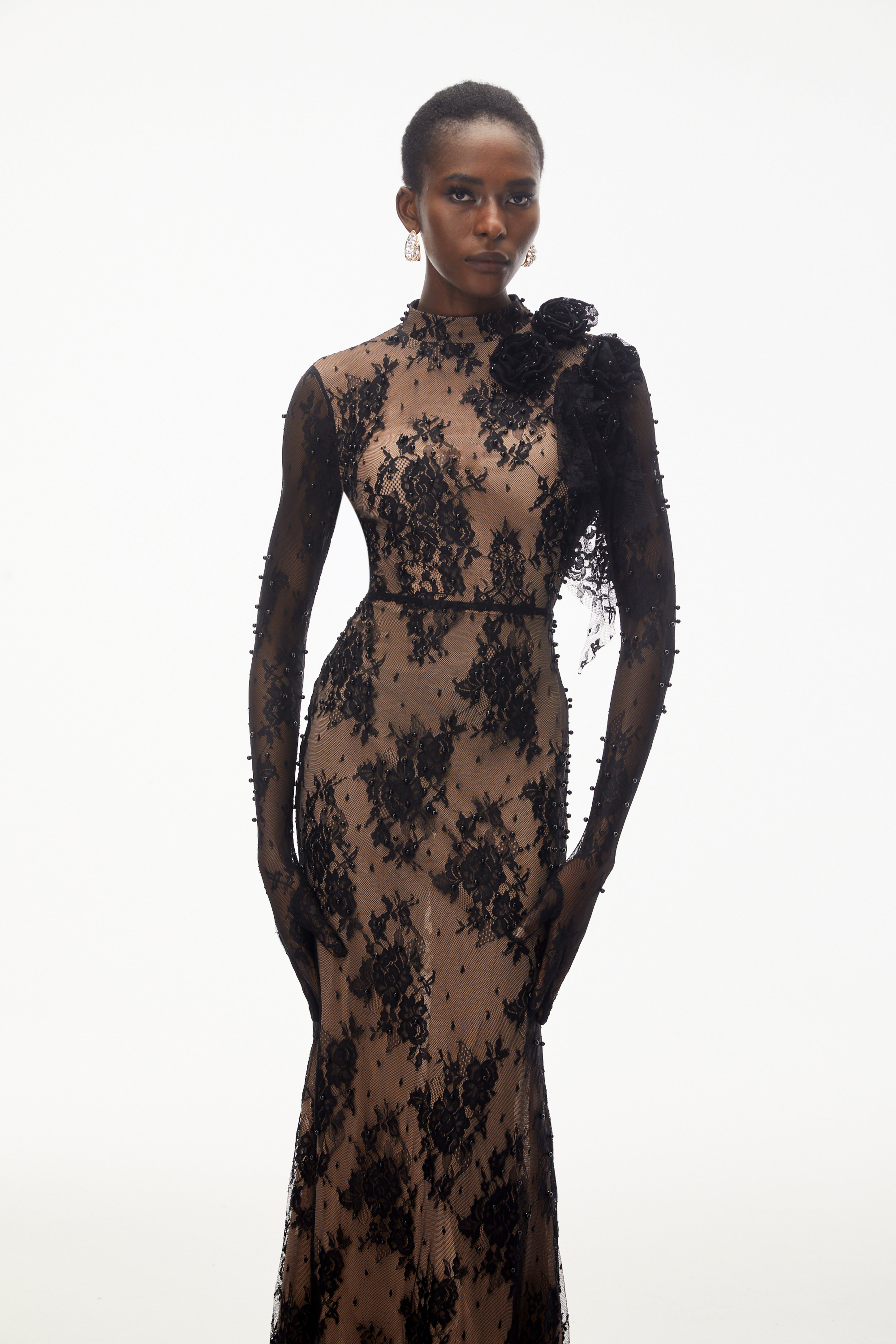 Arabella Black – Maxikleid mit Stehkragen, Pailletten und Spitze