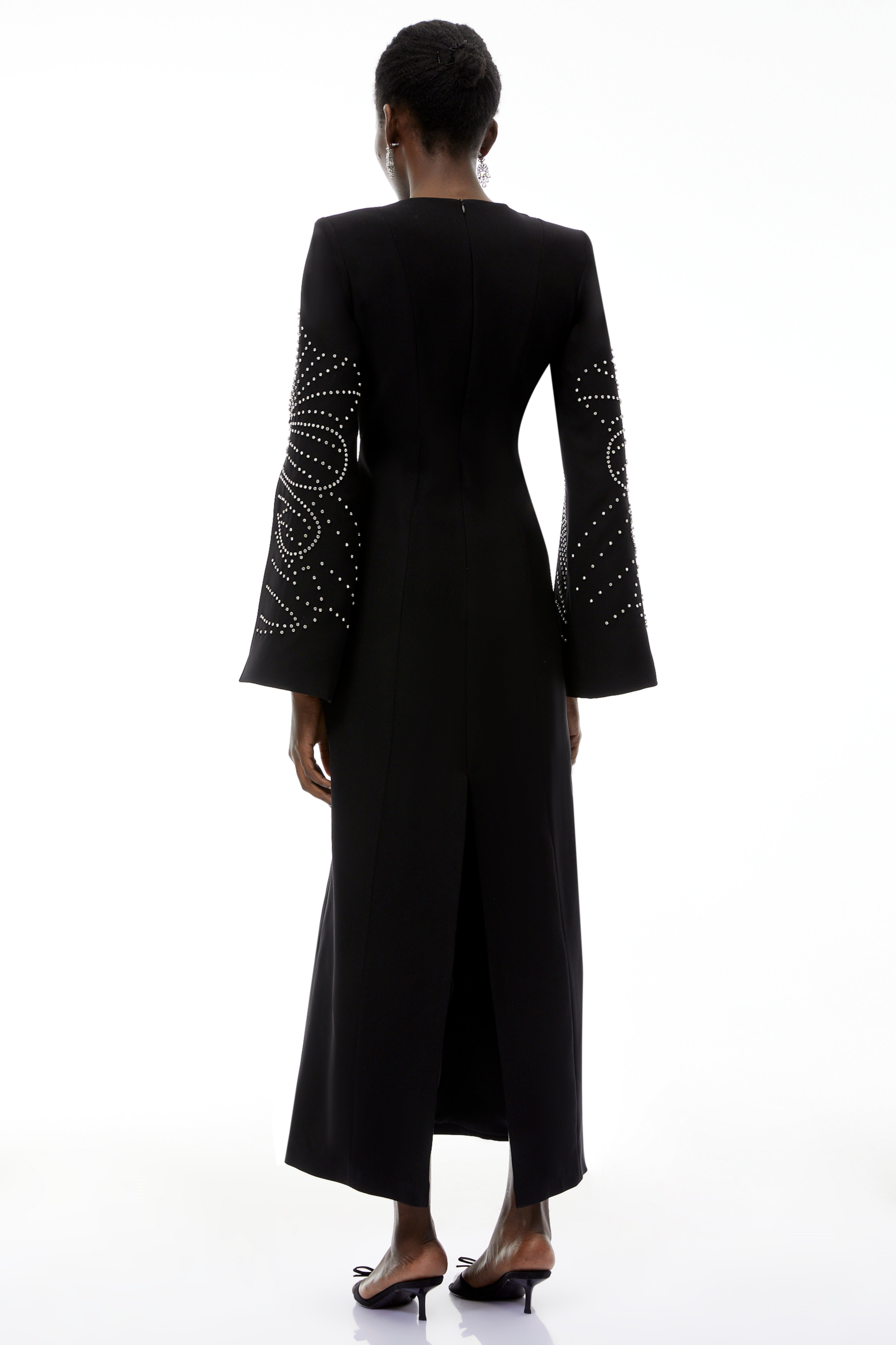 فستان طويل من أرابيلا بلاك بأكمام مشقوقة وزخارف