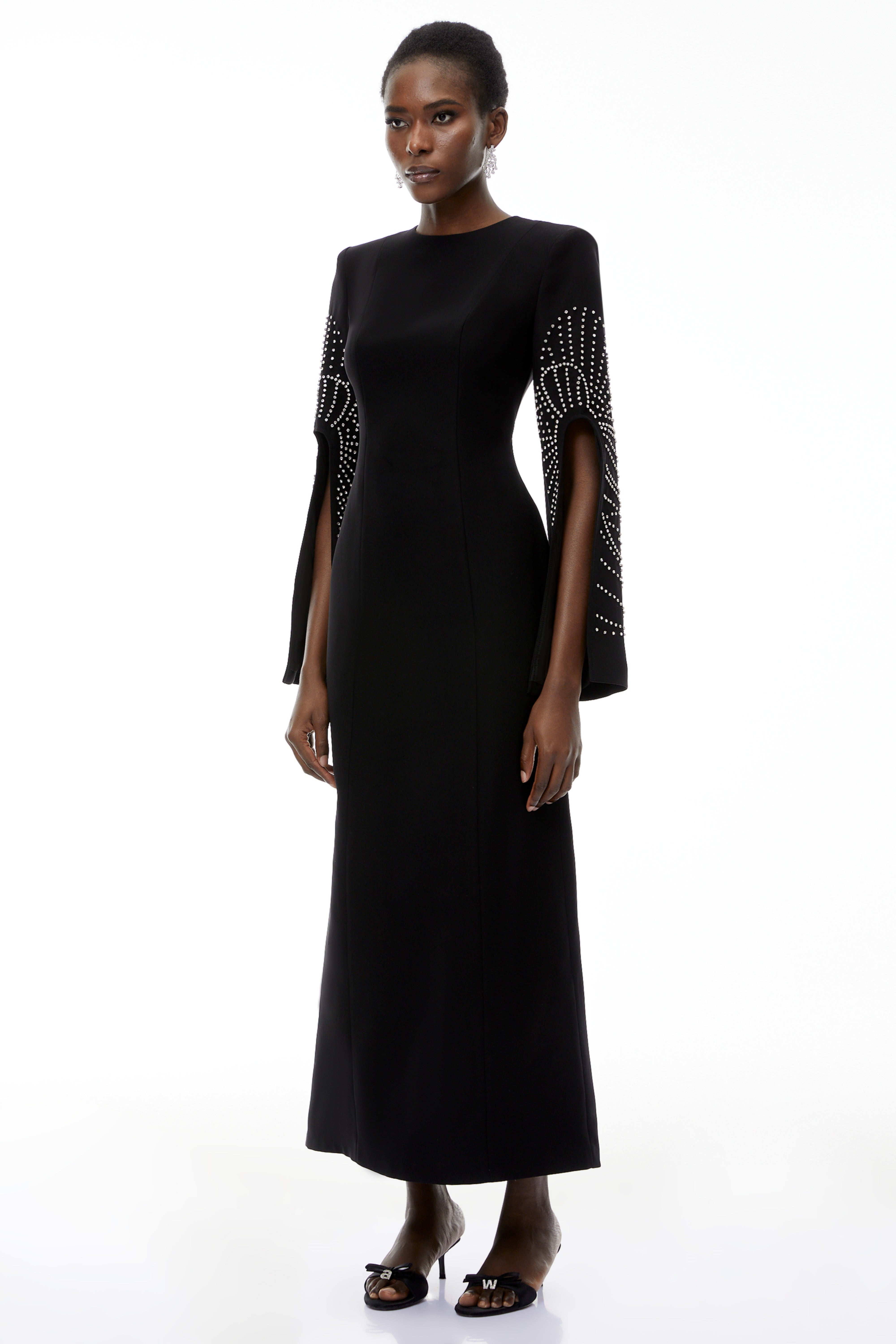 فستان طويل من أرابيلا بلاك بأكمام مشقوقة وزخارف