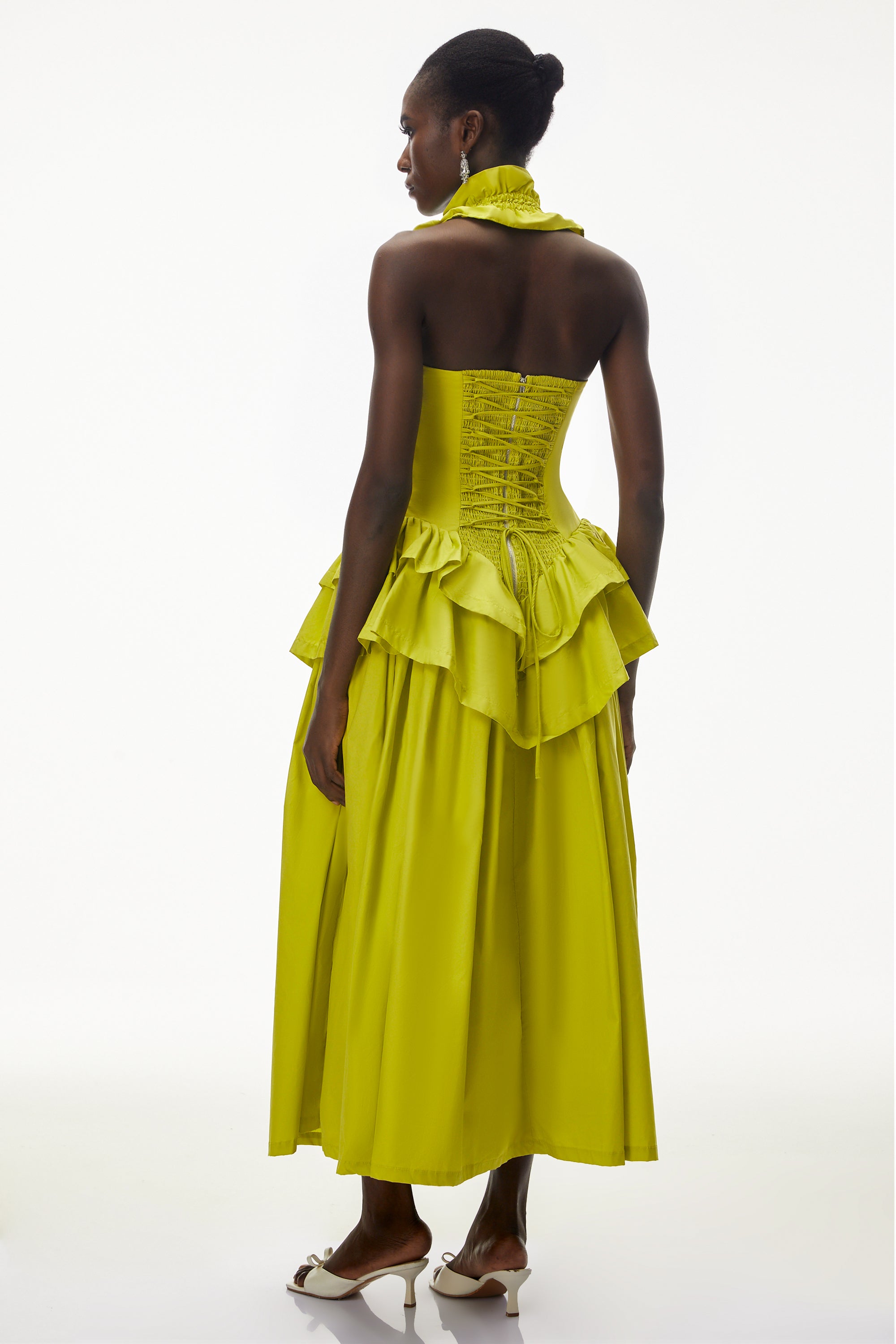 Arezoo – Grünes Midi-Kleid mit Stehkragen und Rüschen