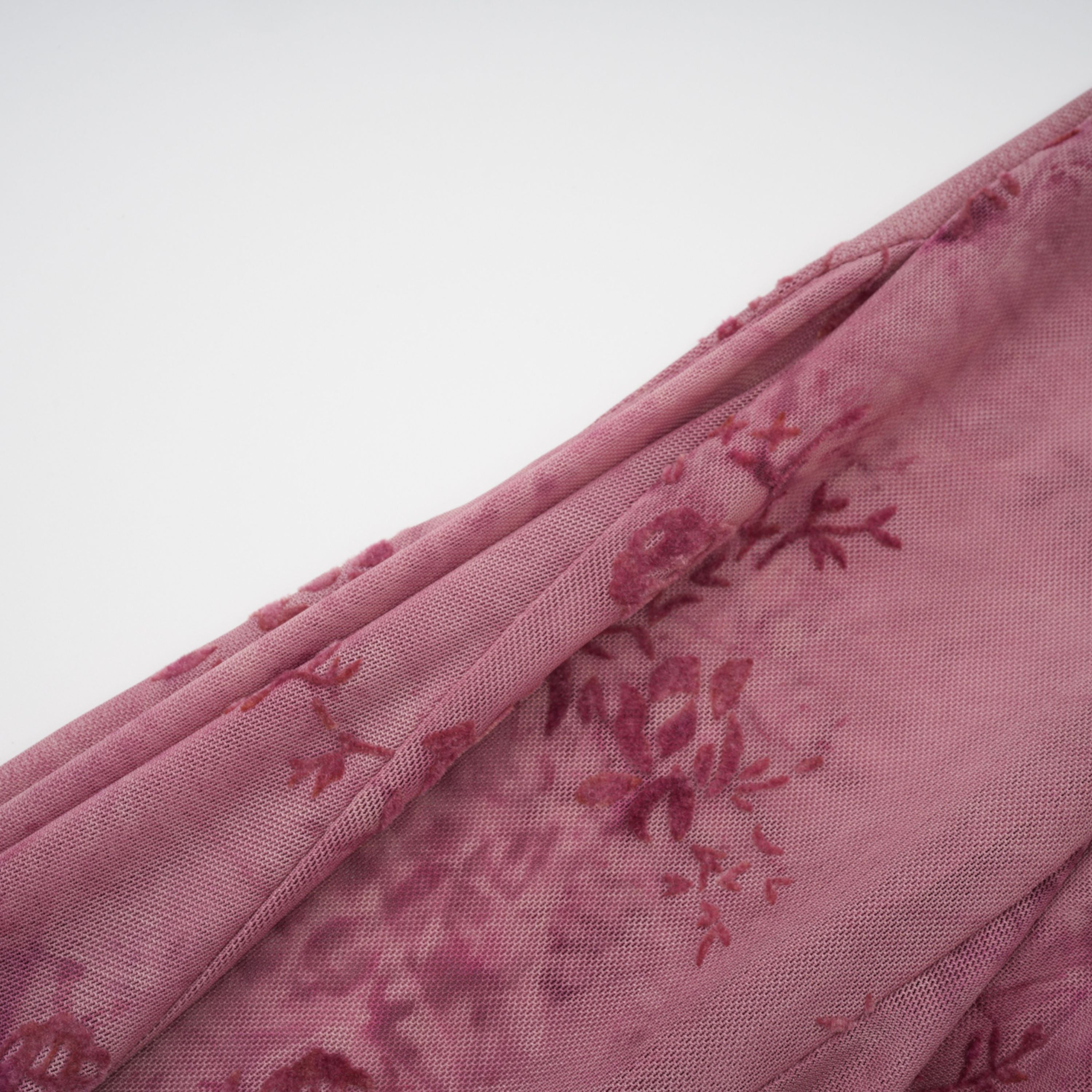 فستان طويل من التول المزخرف باللون الوردي من أريادن