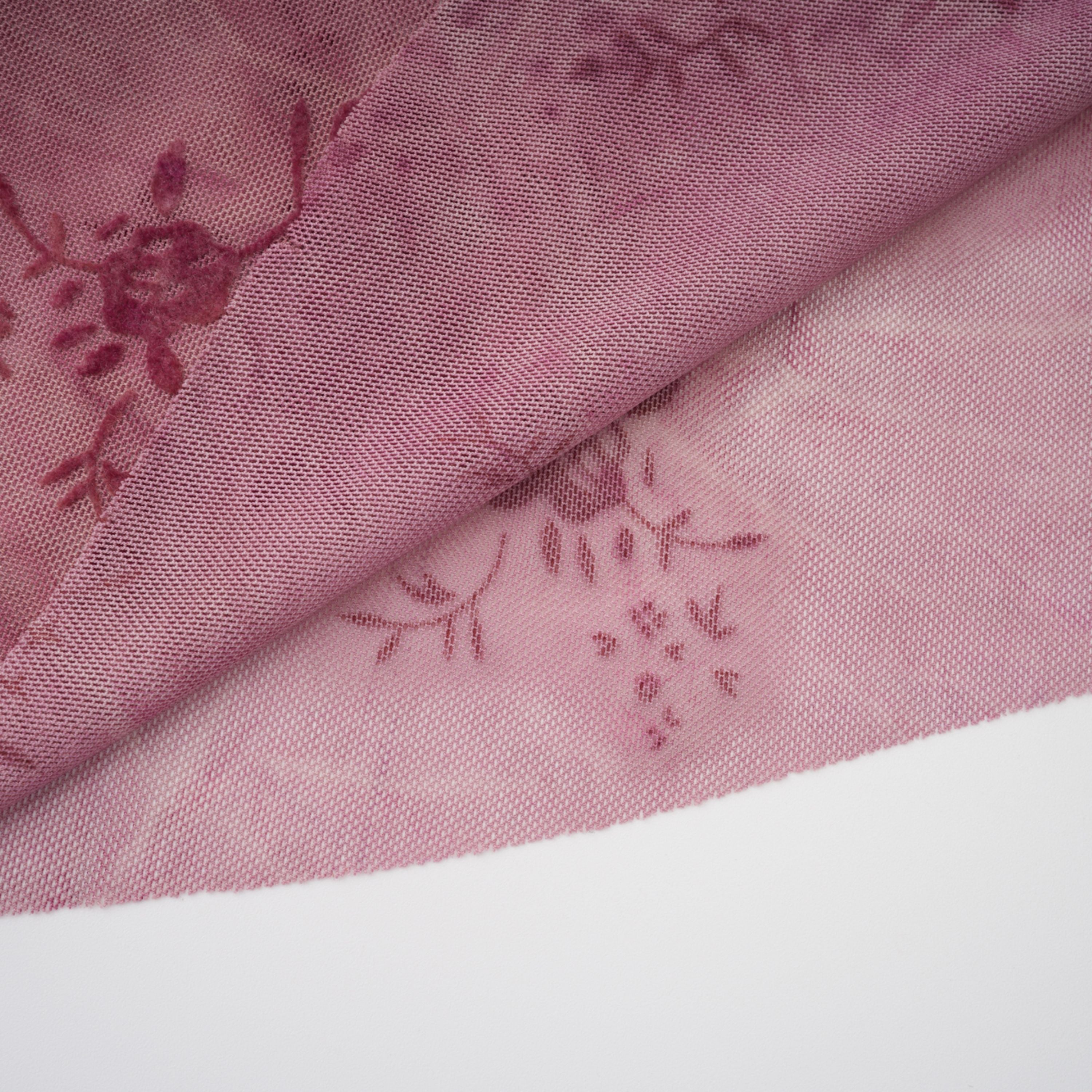 فستان طويل من التول المزخرف باللون الوردي من أريادن