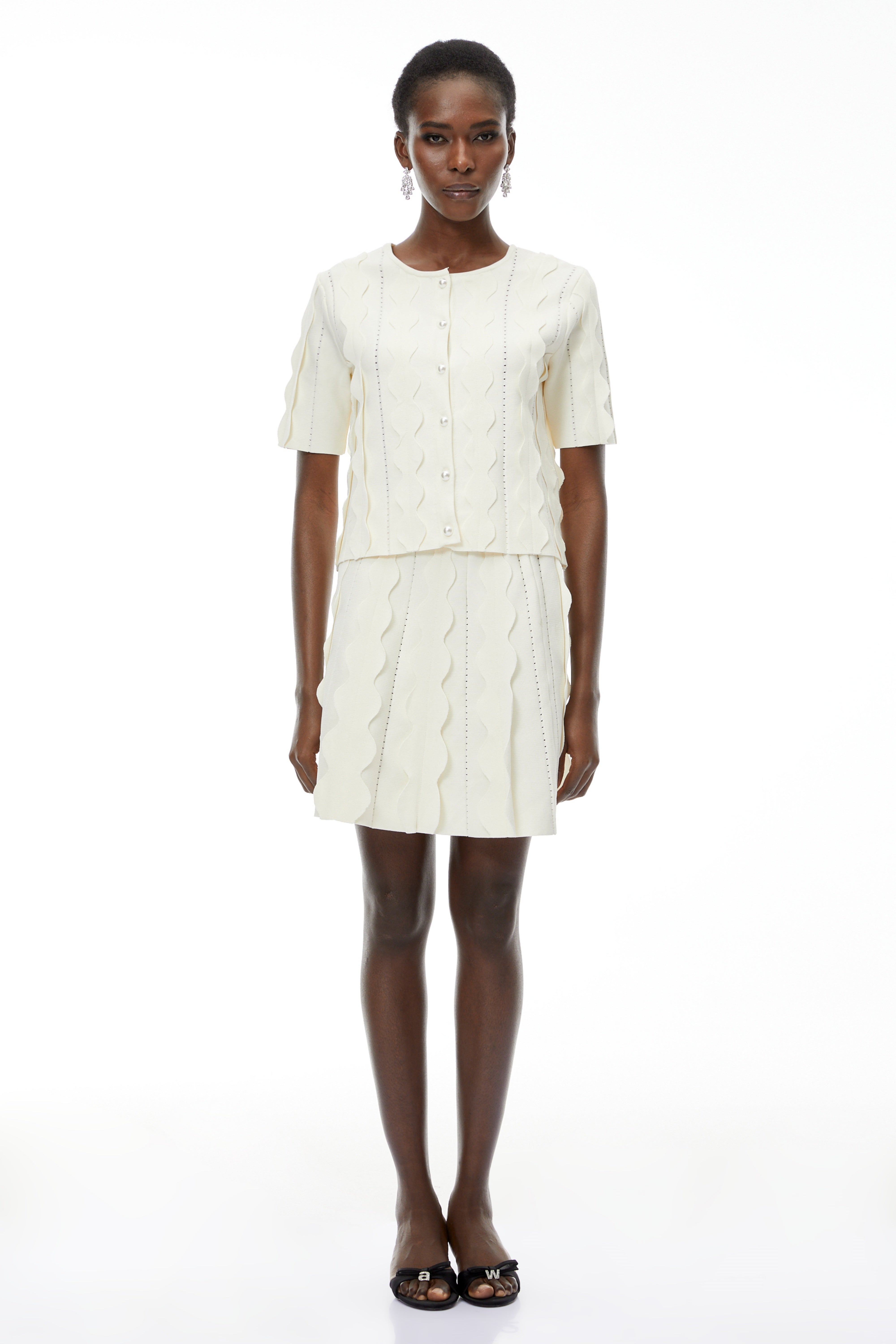 Ásdís – Set aus weißer Bluse und Rock mit Perlenverzierung