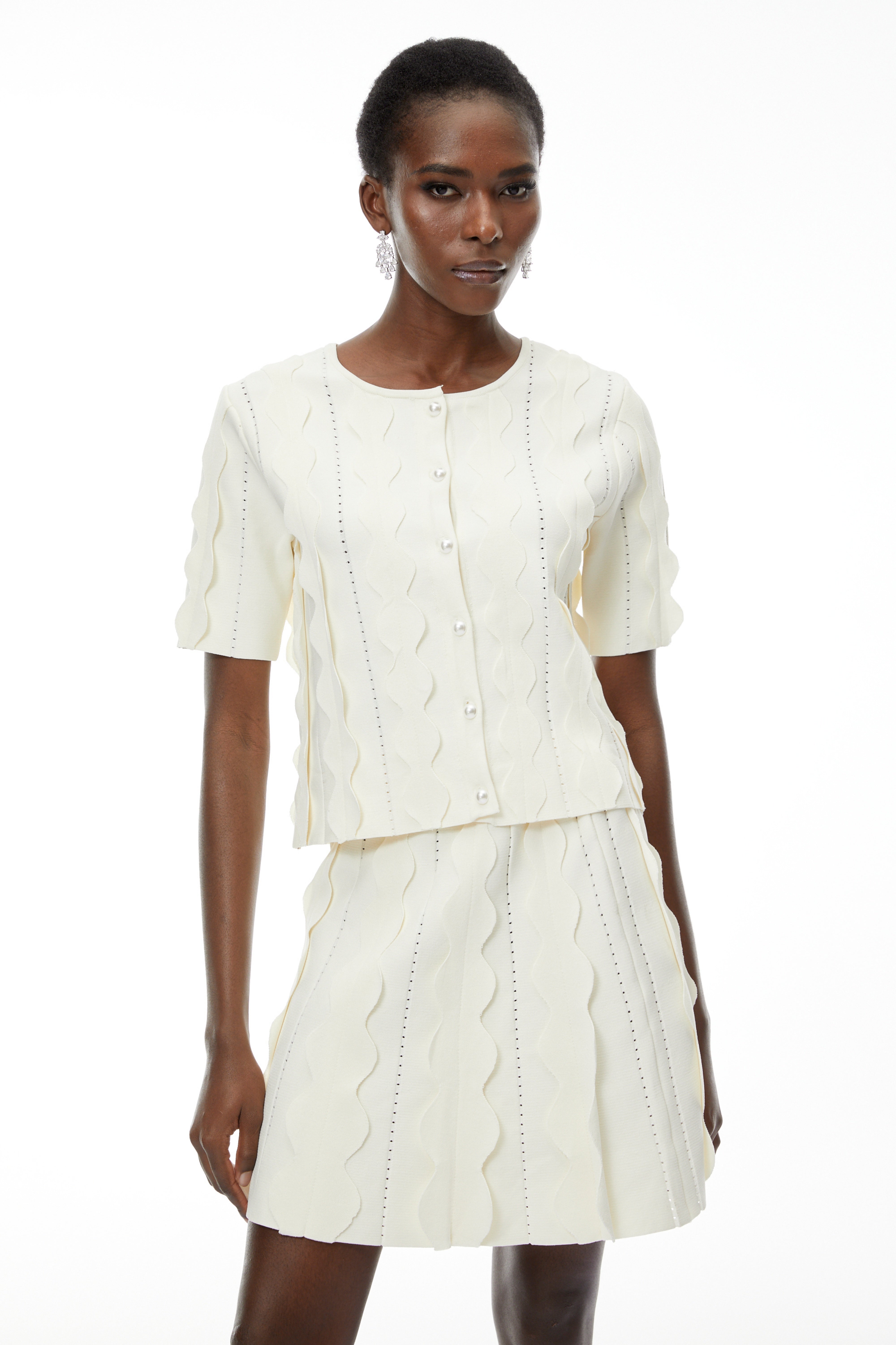 Ásdís – Set aus weißer Bluse und Rock mit Perlenverzierung