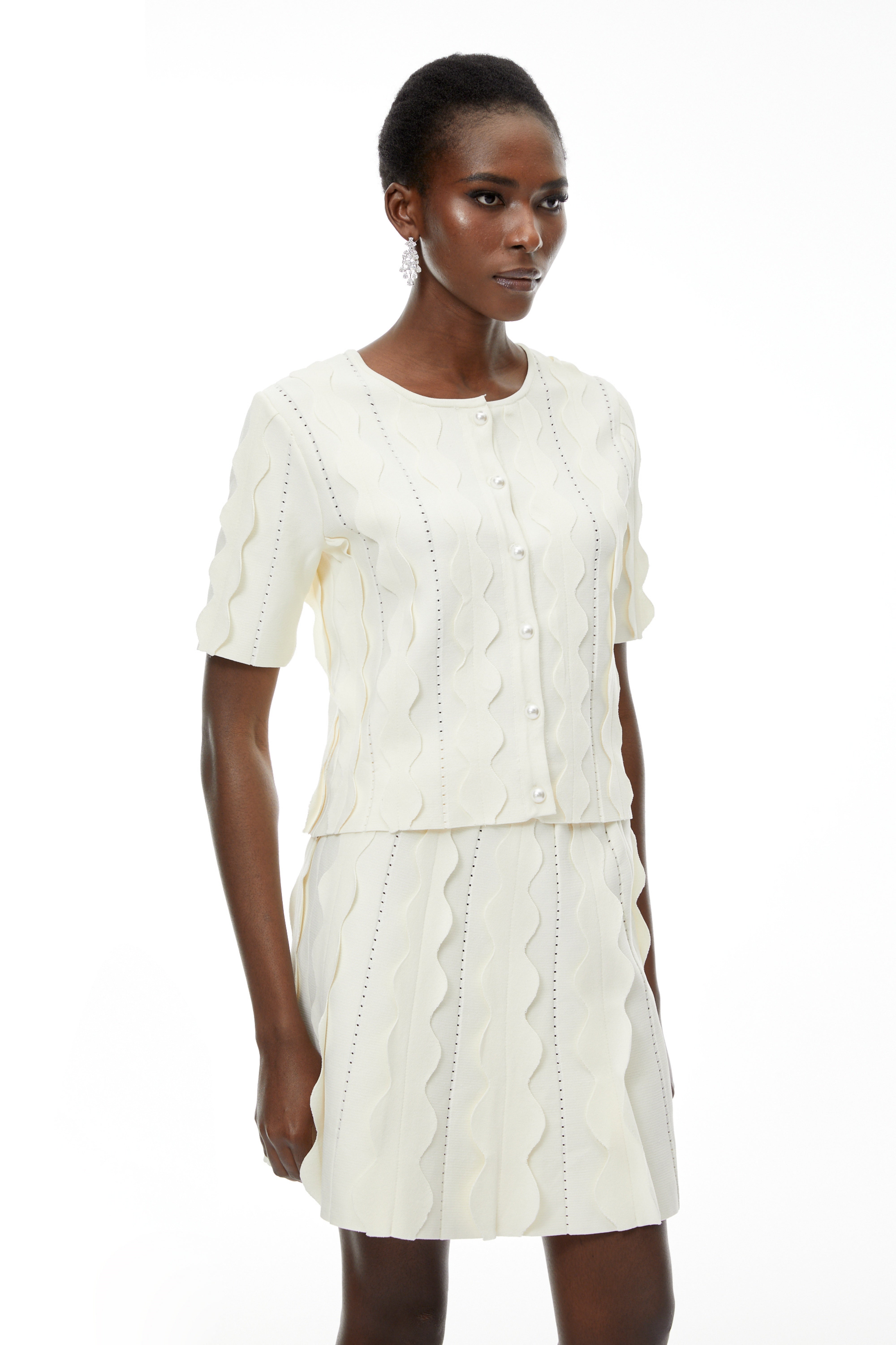 Ásdís – Set aus weißer Bluse und Rock mit Perlenverzierung