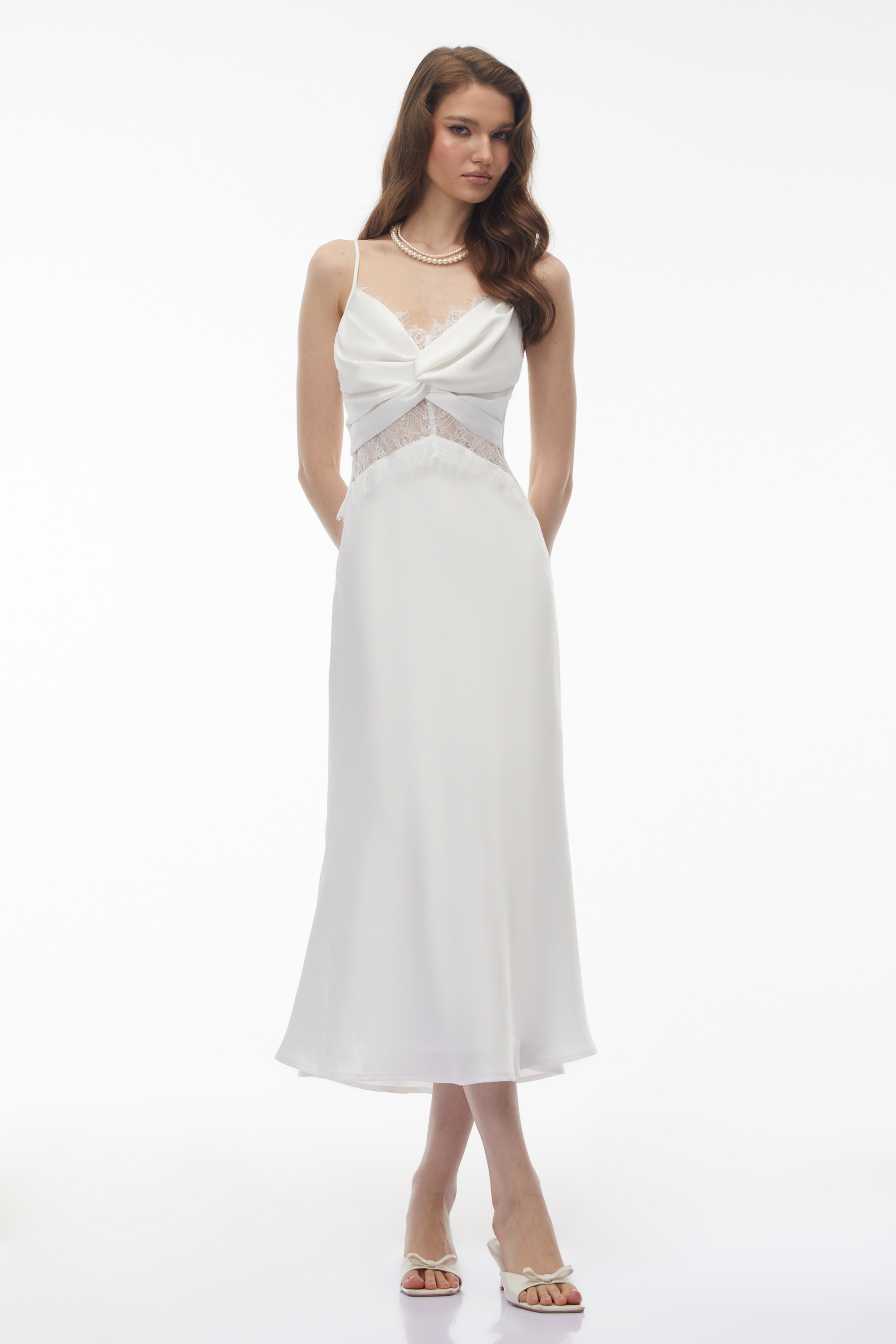 Astarte – Midi-Kleid aus weißer Blumen-Spitze mit gedrehten Details