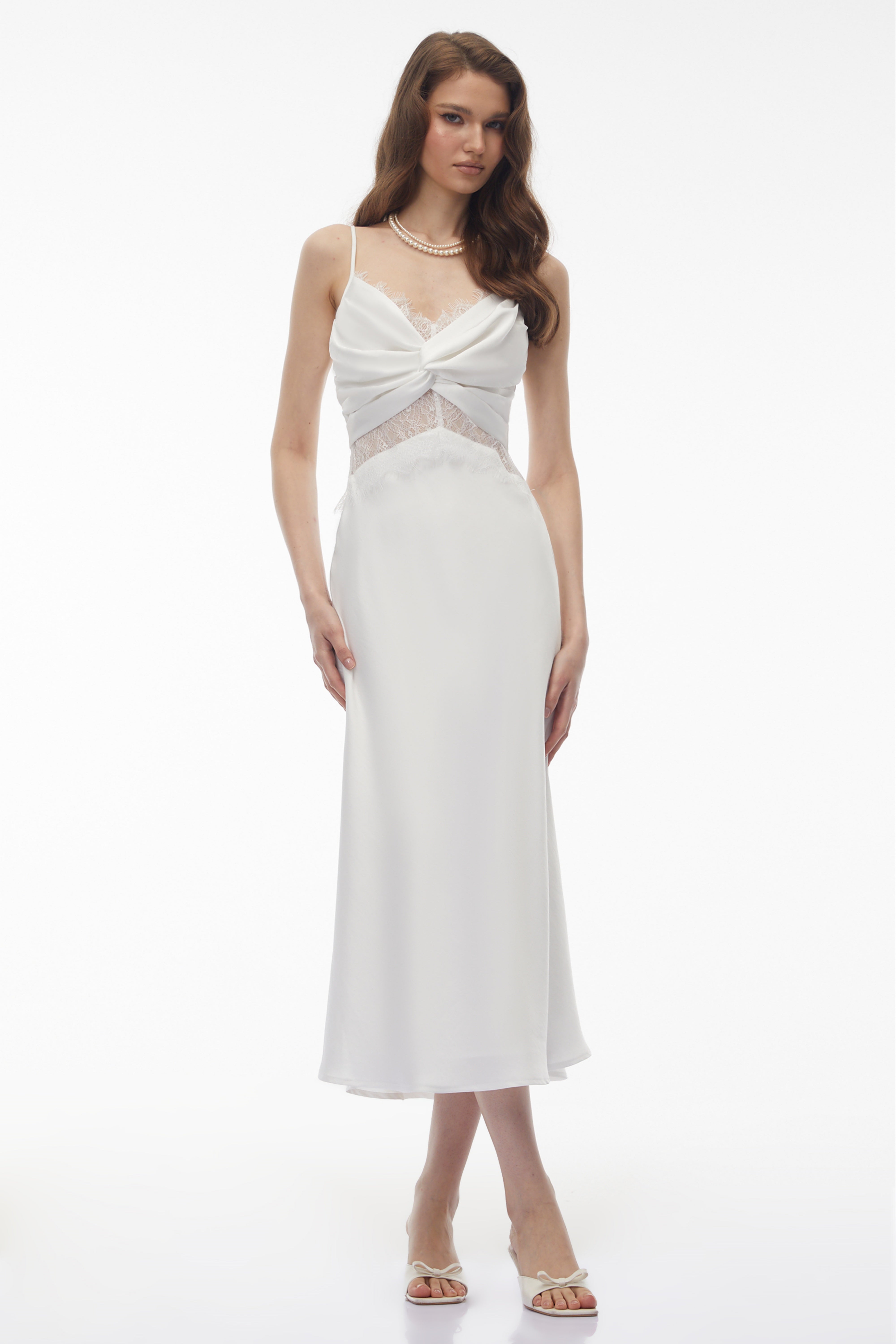 Astarte – Midi-Kleid aus weißer Blumen-Spitze mit gedrehten Details