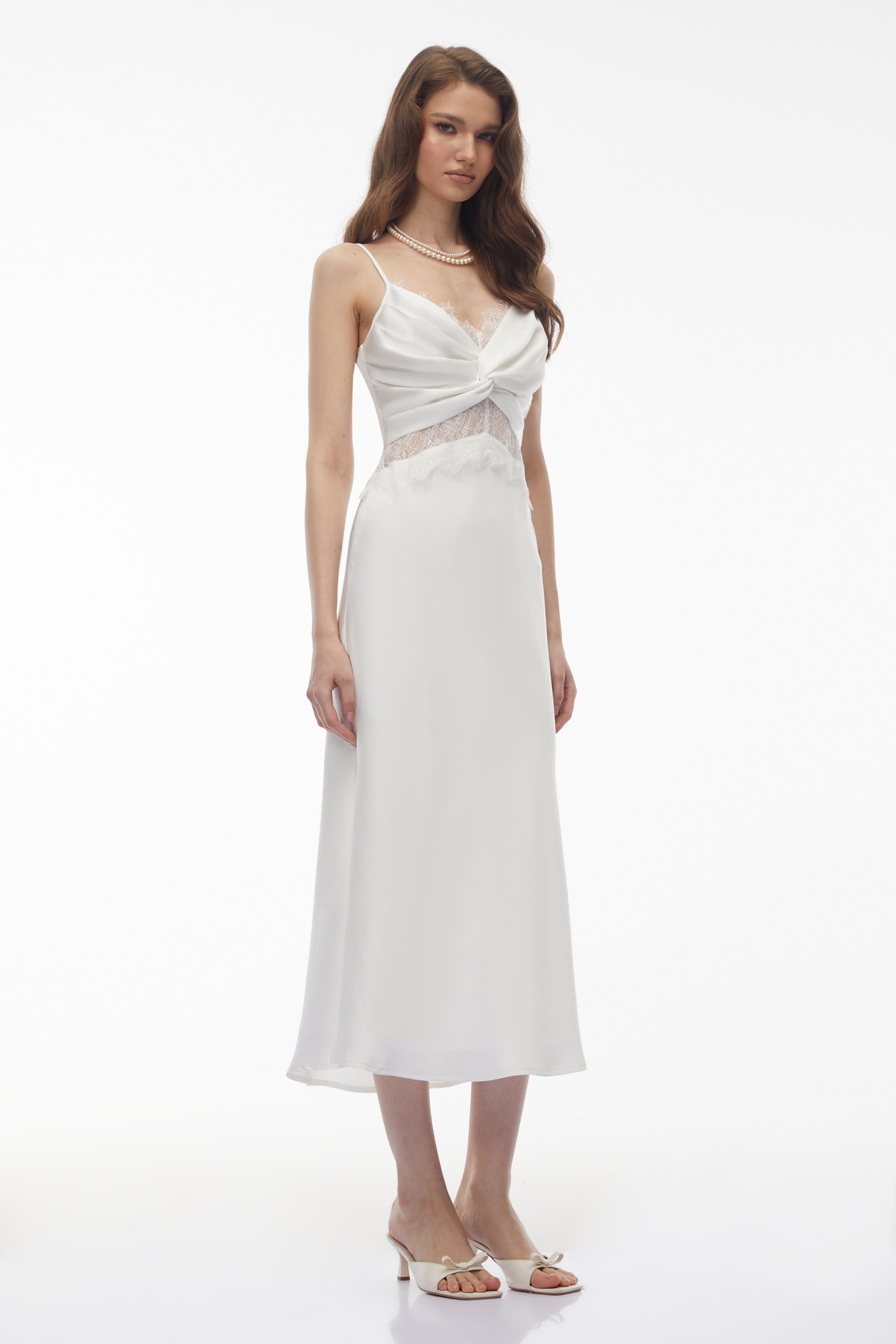 Astarte – Midi-Kleid aus weißer Blumen-Spitze mit gedrehten Details