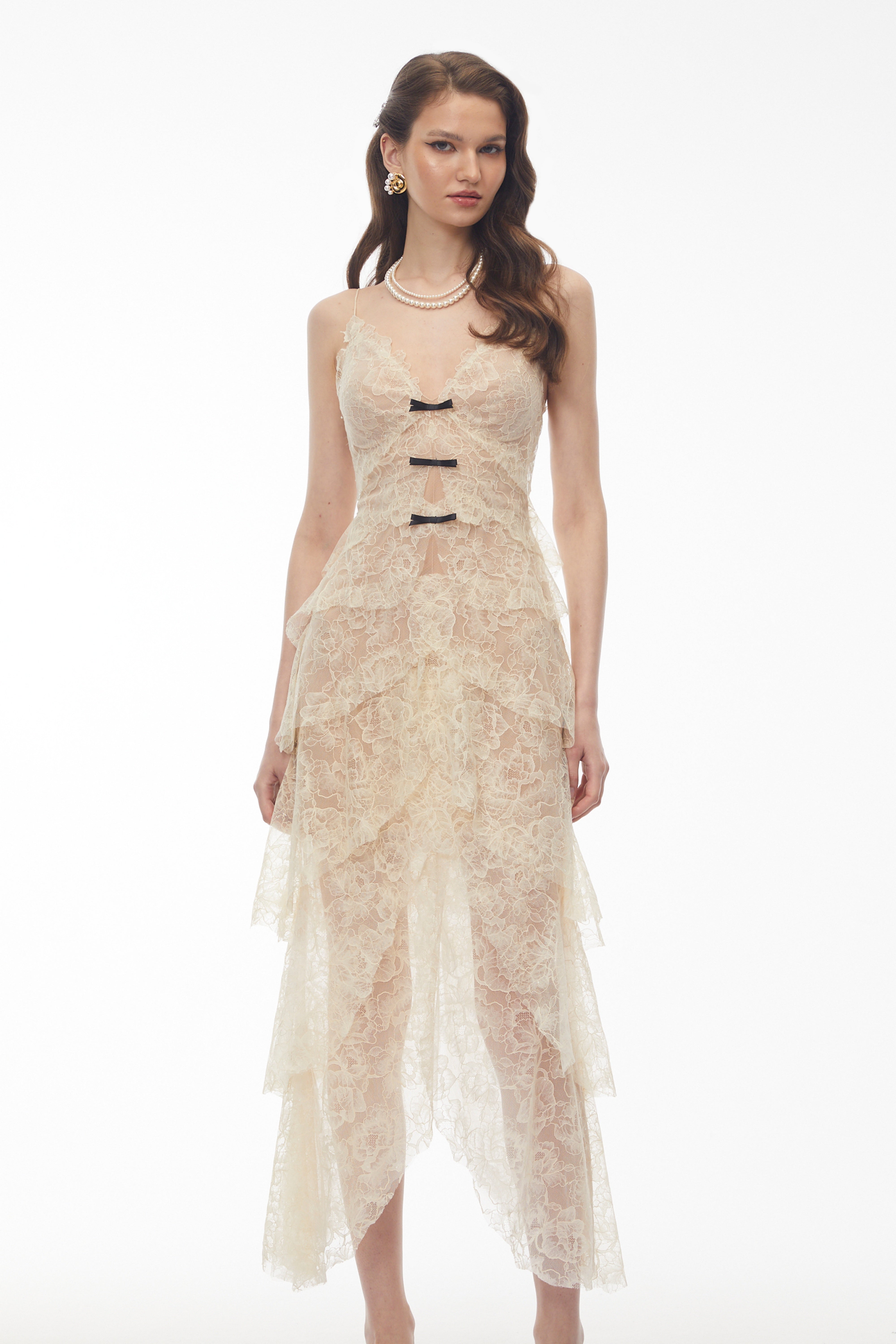 Robe longue à volants en dentelle couleur crème, rehaussée de petits nœuds noirs