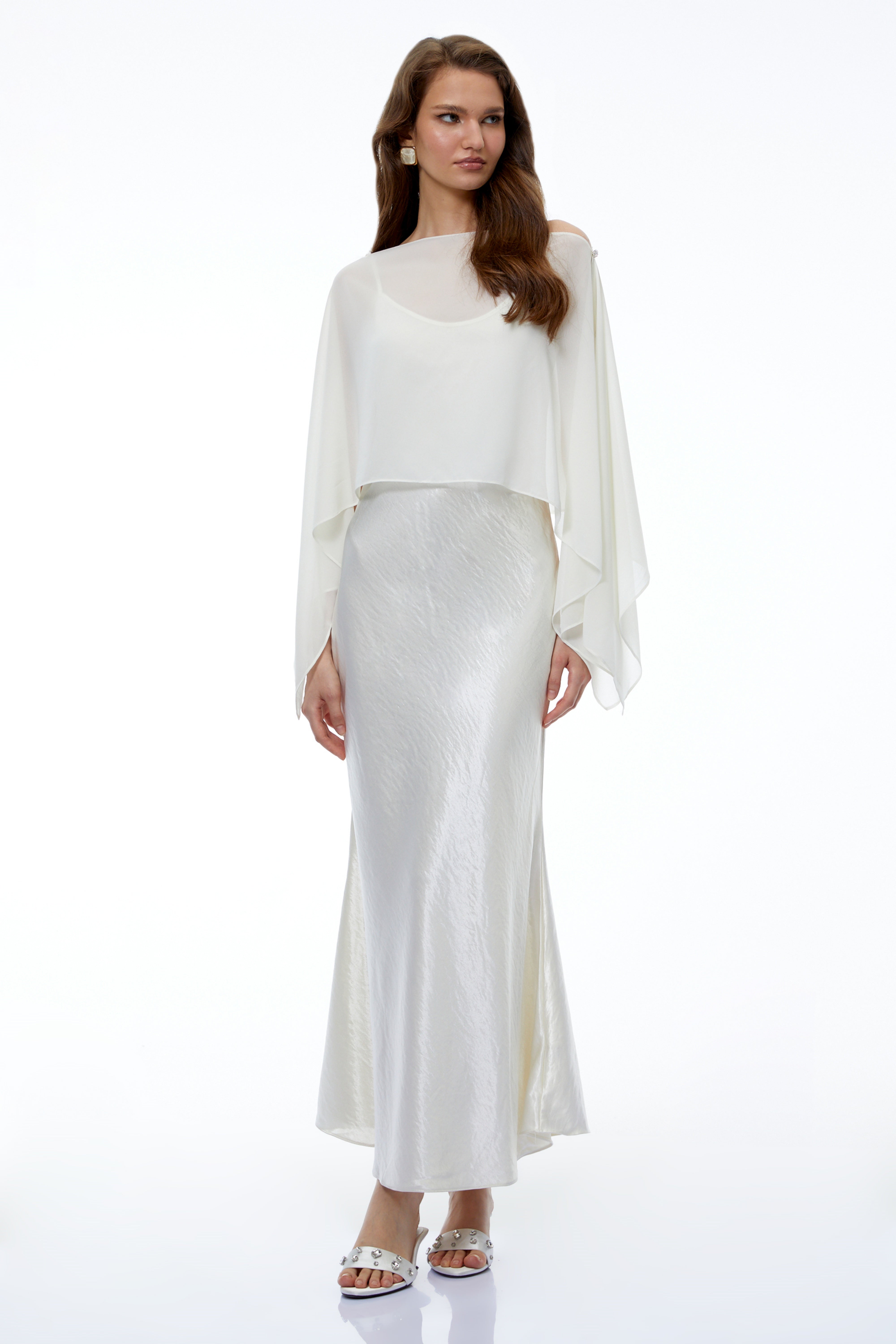 Robe longue Aurelia en satin blanc avec superposition en mousseline