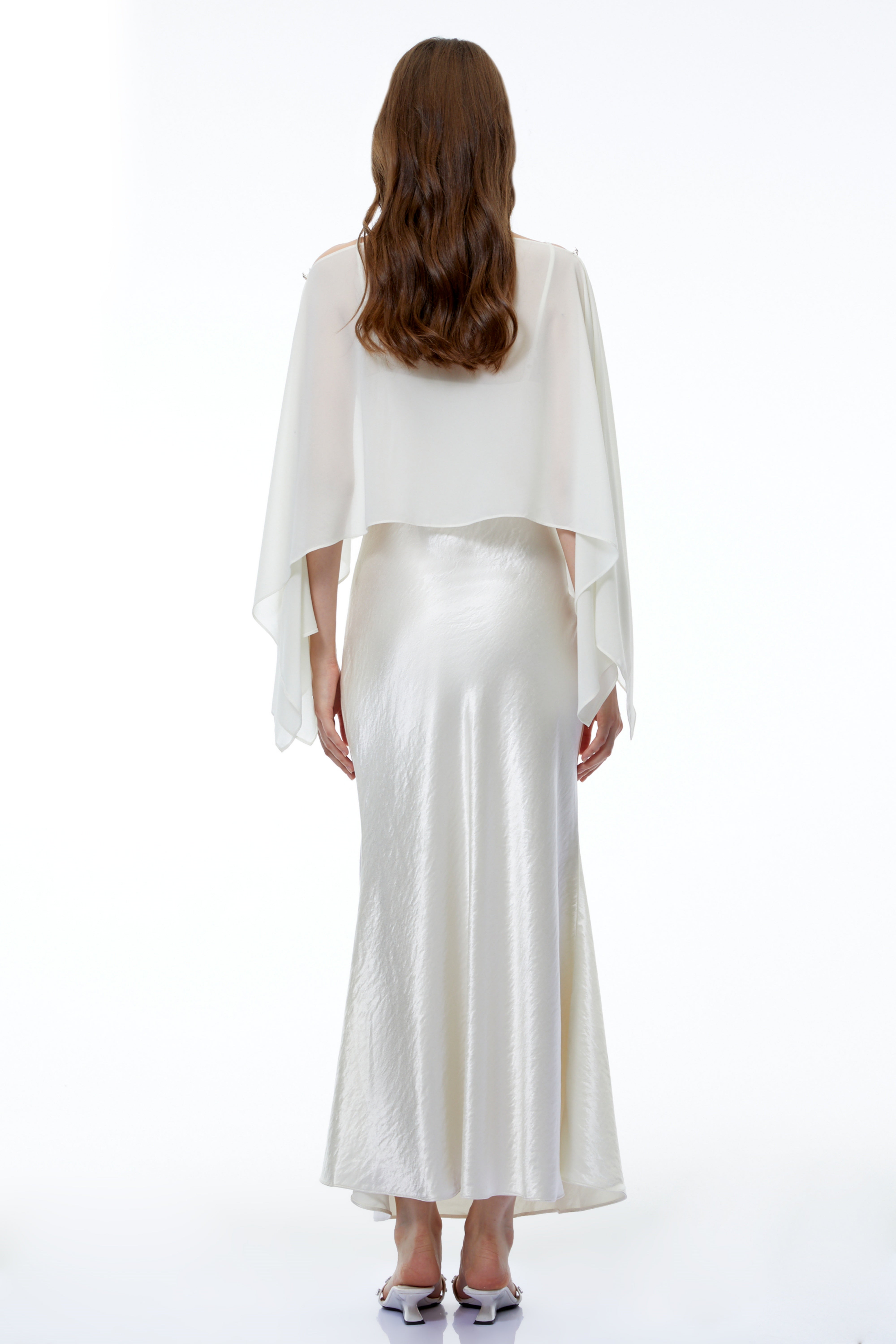 Robe longue Aurelia en satin blanc avec superposition en mousseline
