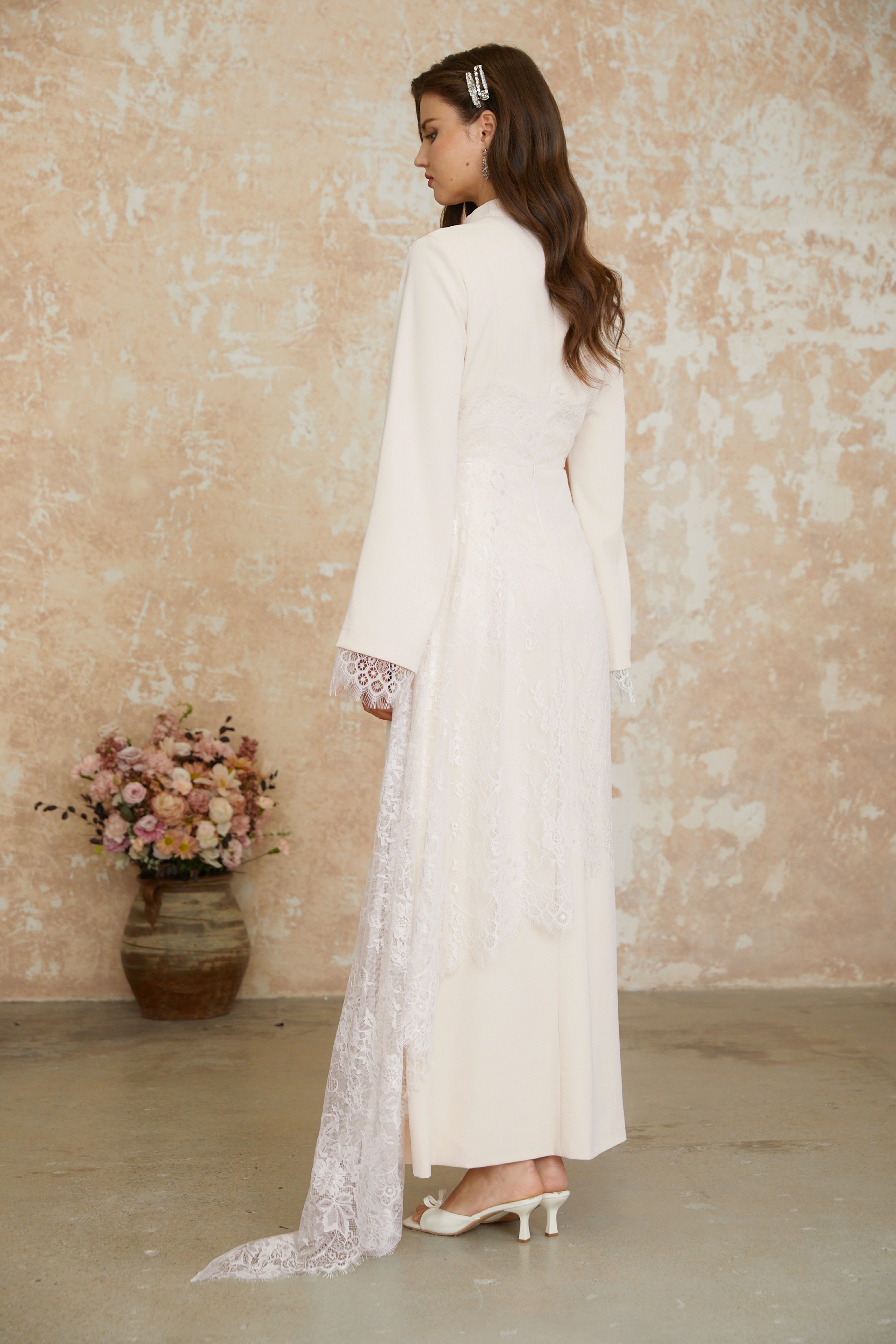 Robe longue blanche en dentelle à motif floral asymétrique