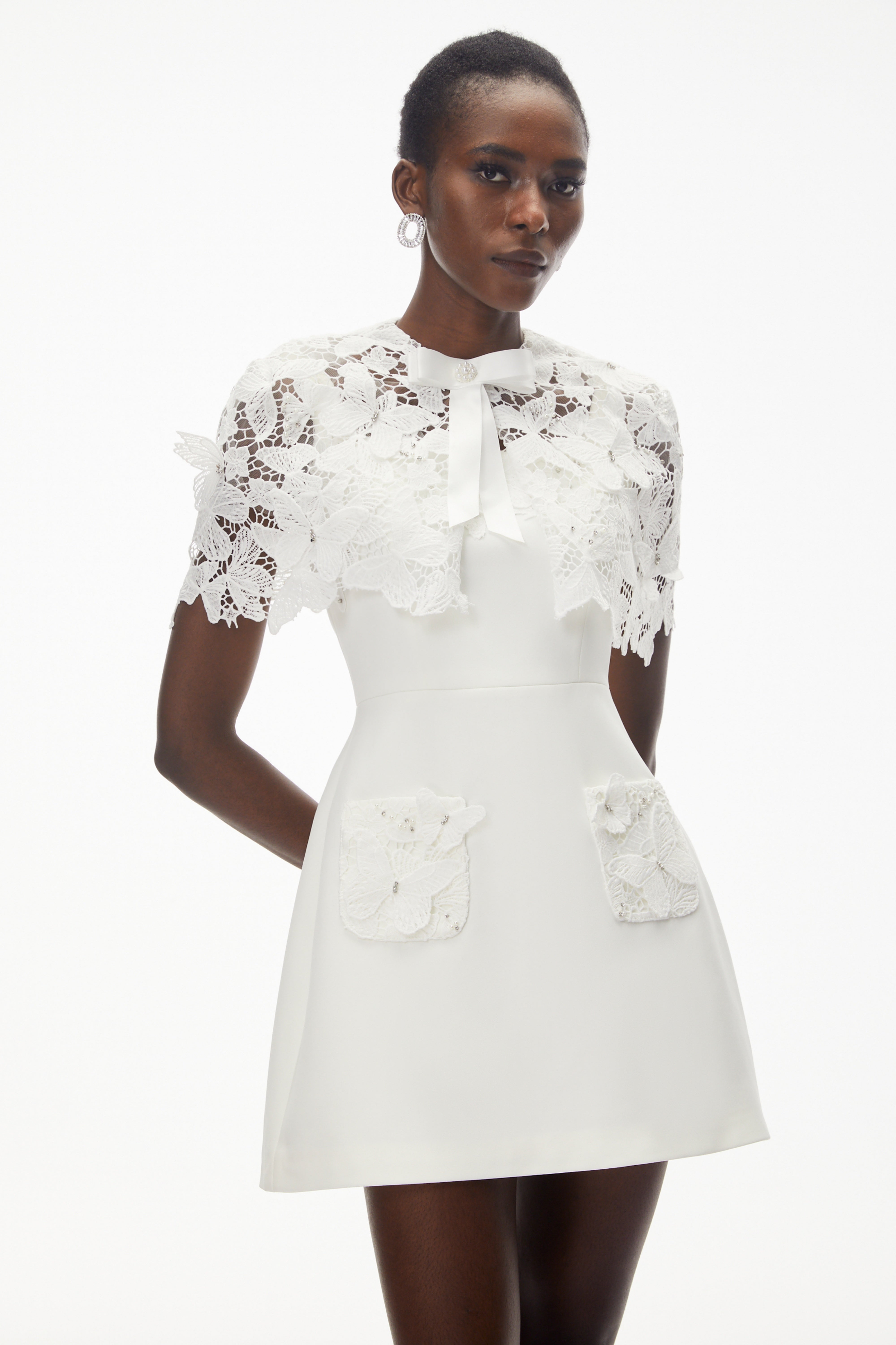 Weißes Minikleid aus Blumen-Spitze mit Schmetterlingsapplikation