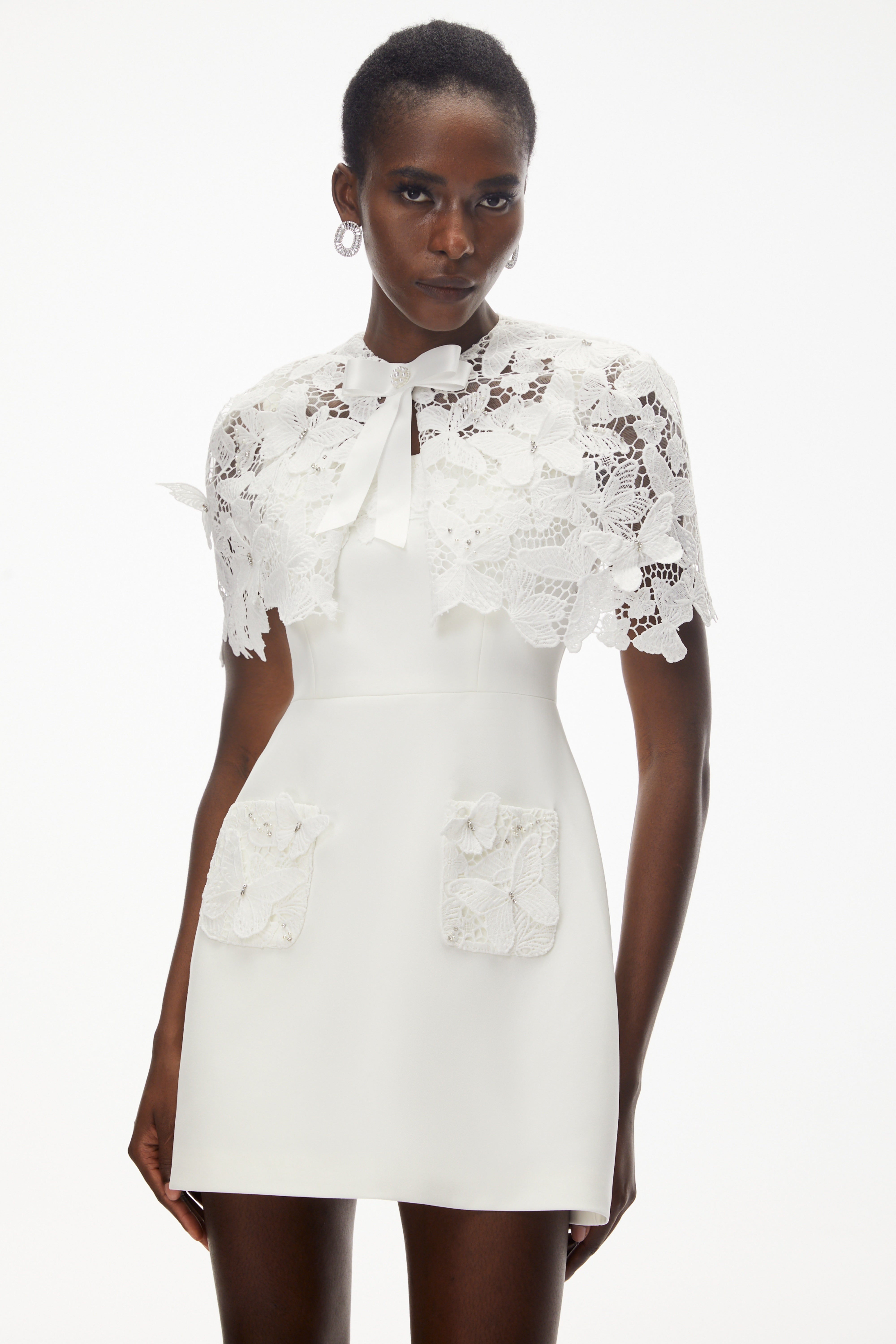 Weißes Minikleid aus Blumen-Spitze mit Schmetterlingsapplikation