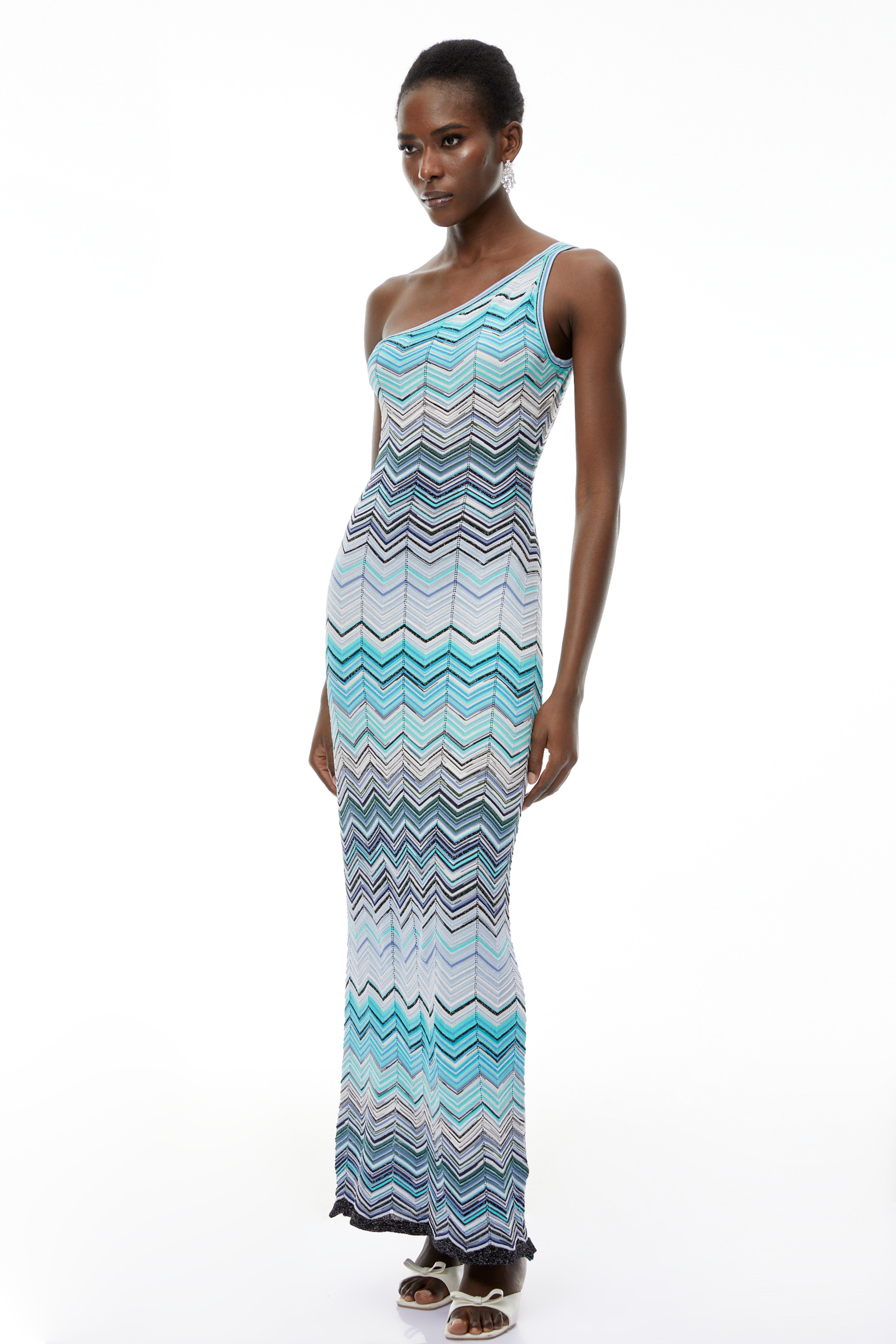 Hellblaues Maxikleid aus Strick mit Wellenmuster von Avery