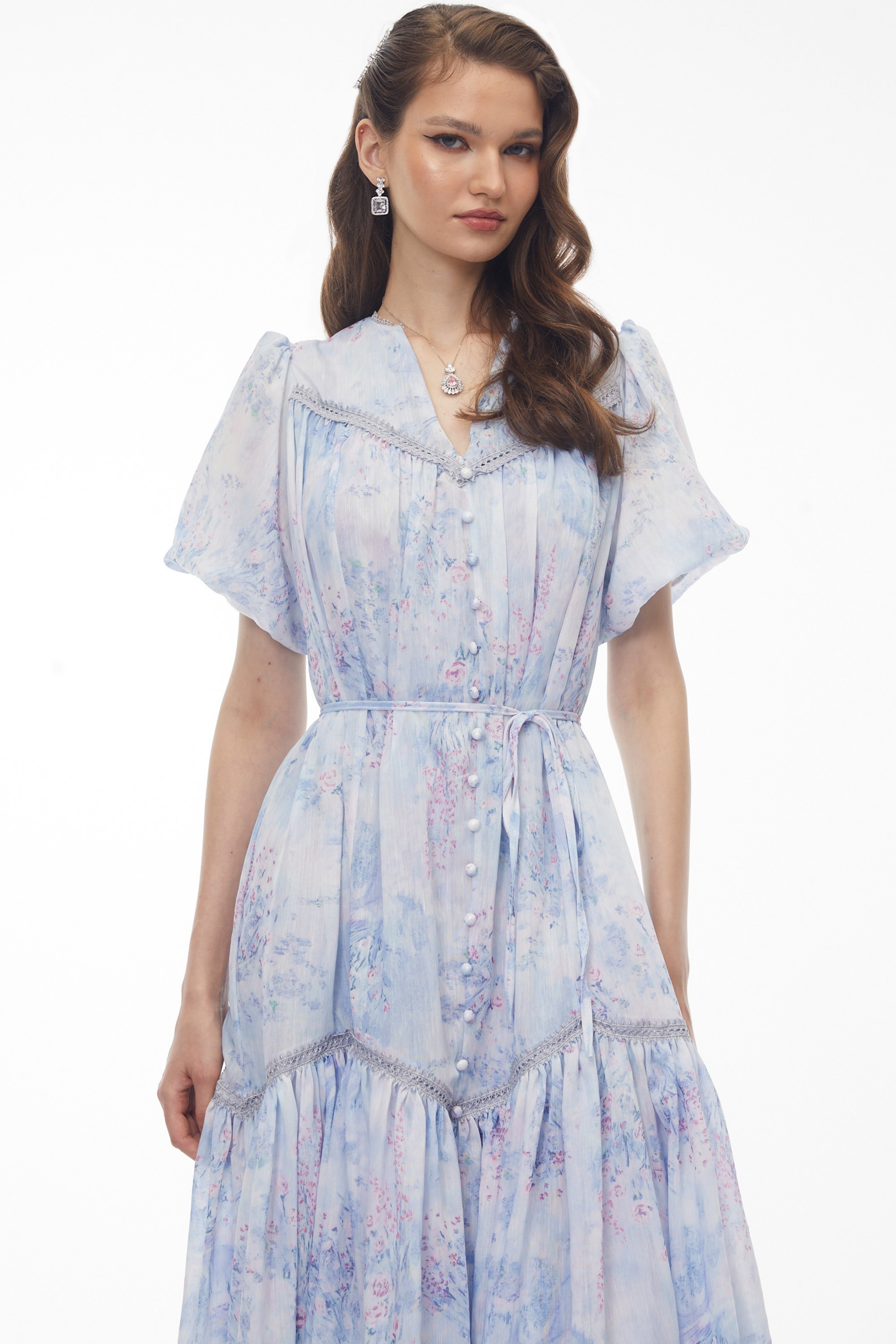 فستان ميدي باللون الأزرق البيريل بنقشة زهور وكتفين مجمّعين