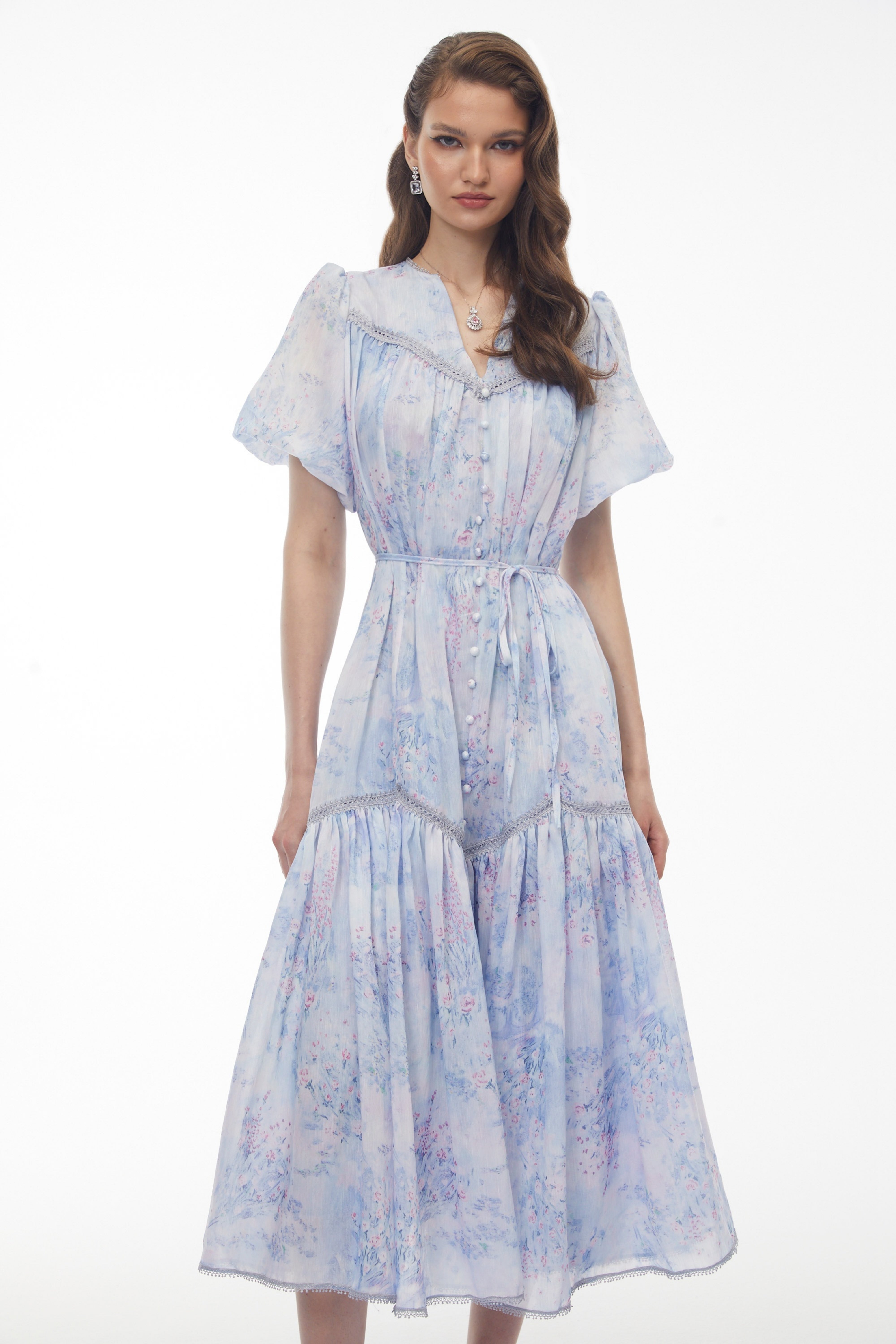 فستان ميدي باللون الأزرق البيريل بنقشة زهور وكتفين مجمّعين