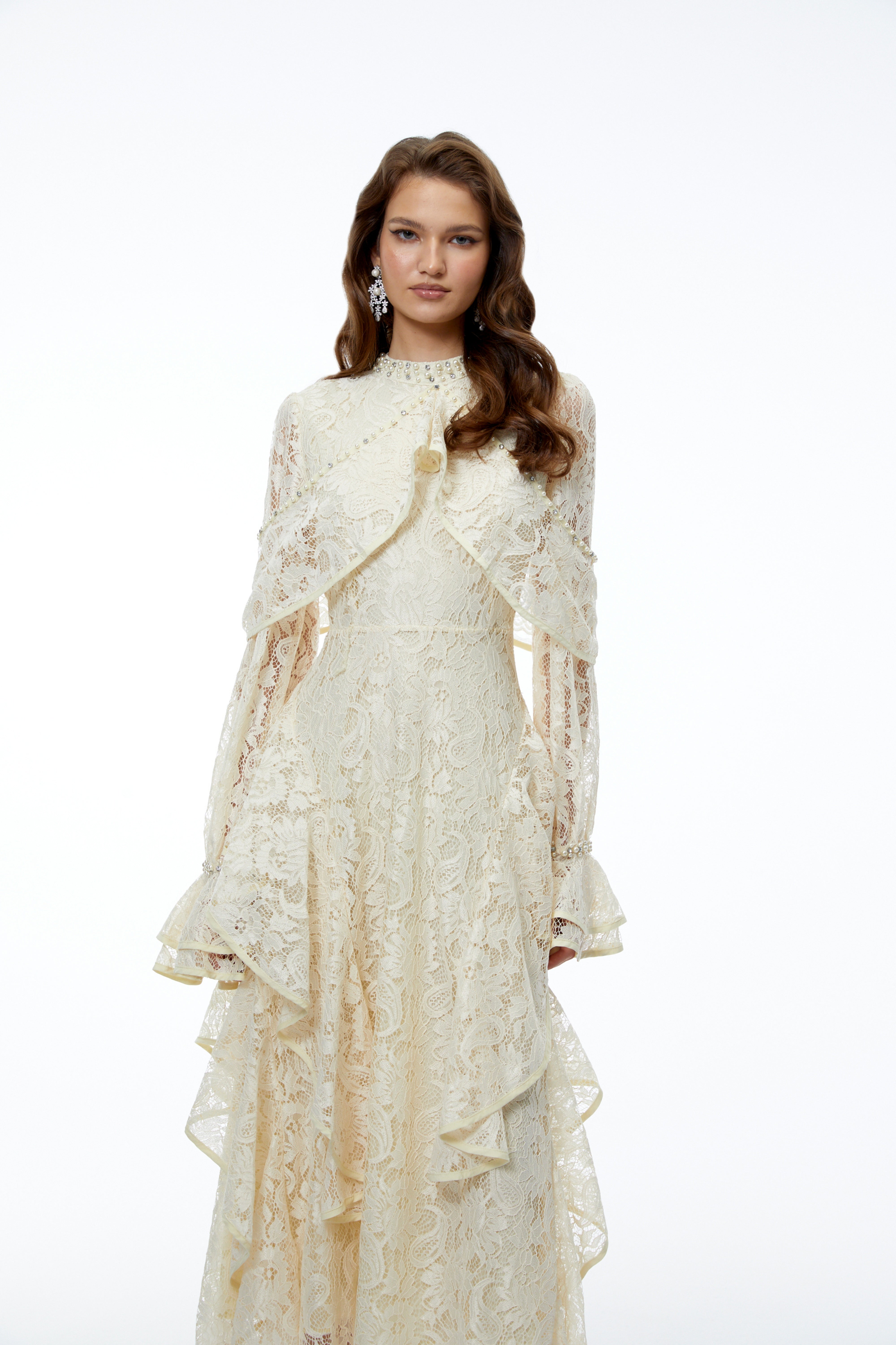 Robe longue blanche à fleurs, ornée de dentelle jaune