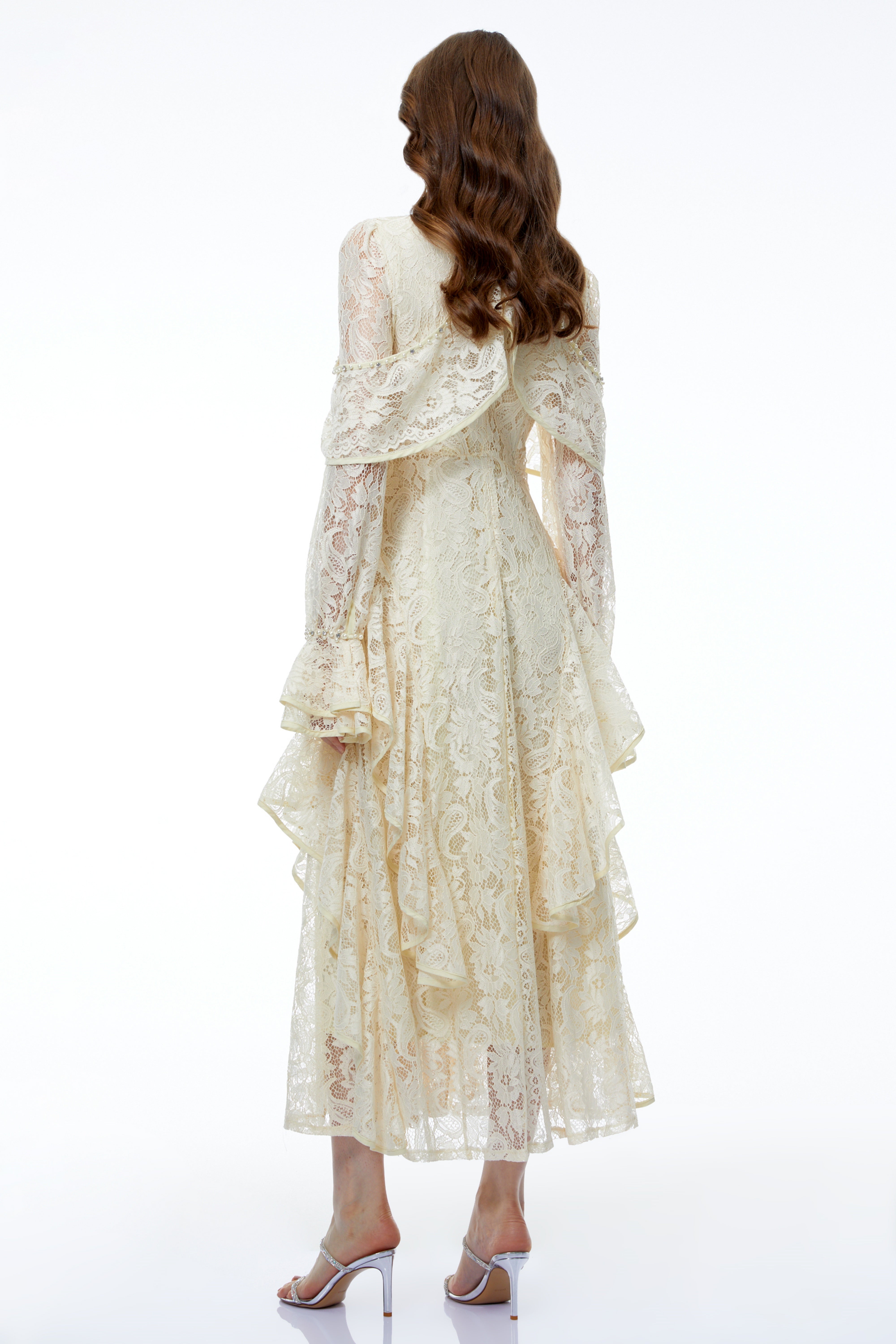 Robe longue blanche à fleurs, ornée de dentelle jaune