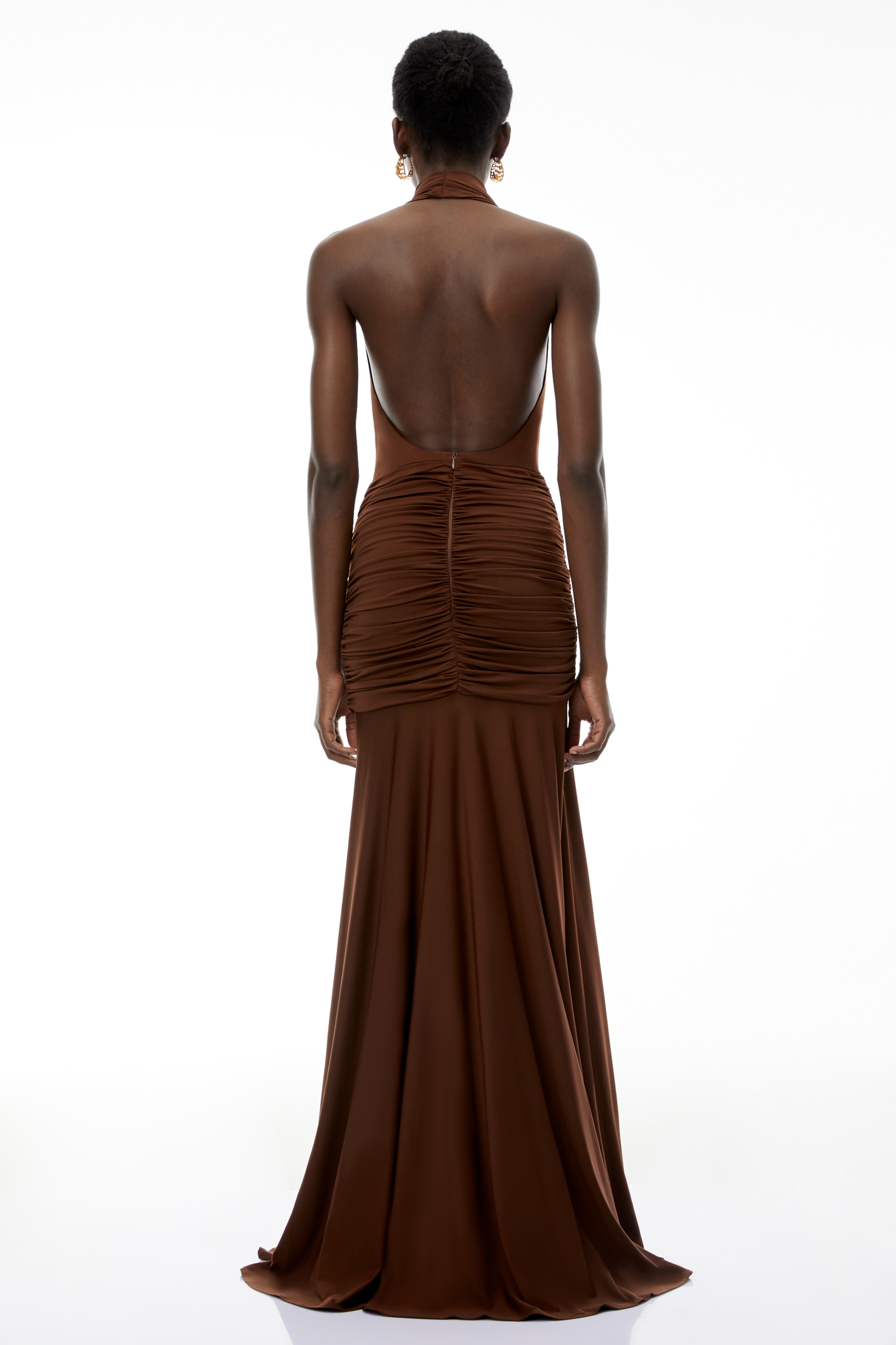 Brianna – schokoladenbraunes Maxikleid mit Neckholder und Rüschen