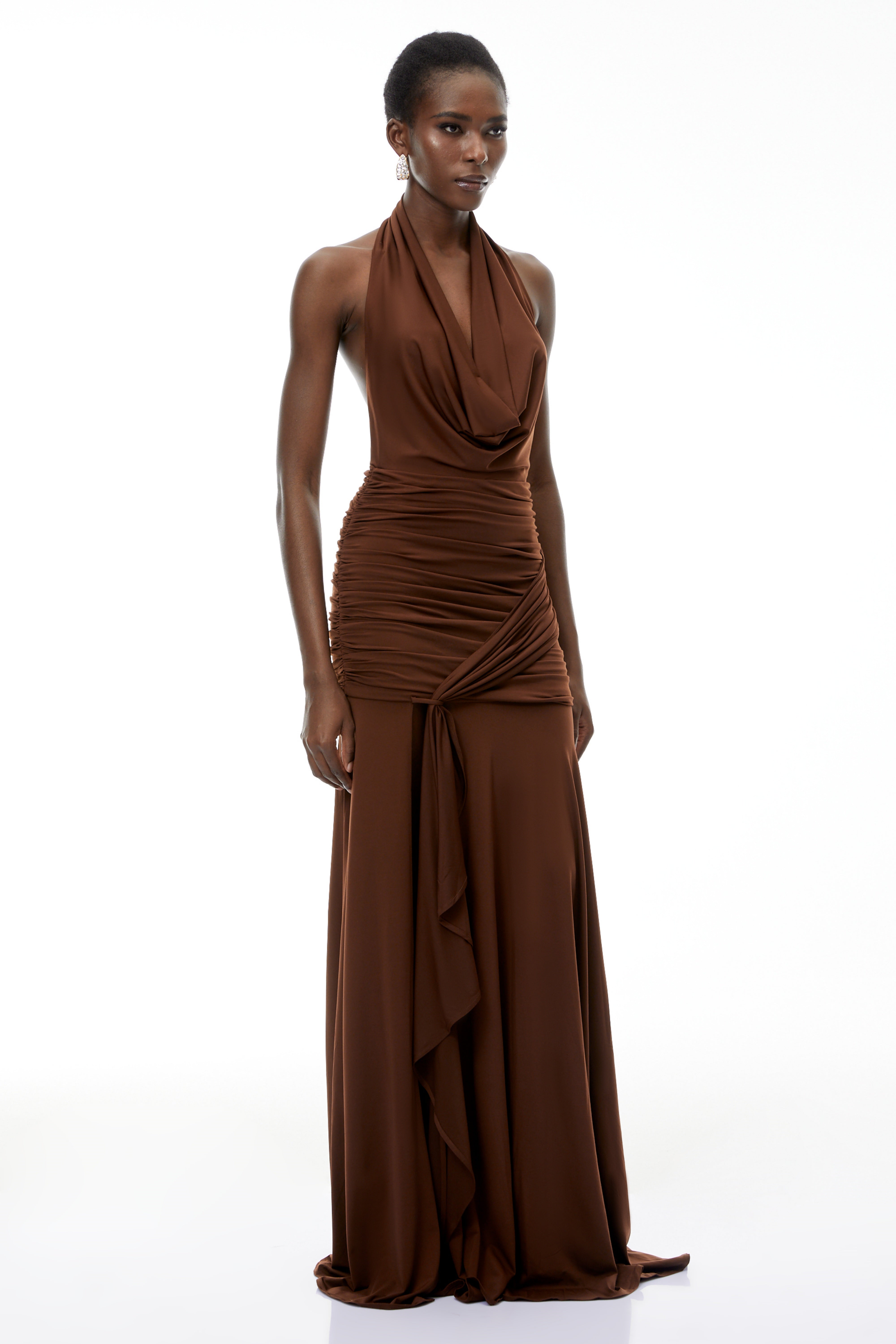 Brianna – schokoladenbraunes Maxikleid mit Neckholder und Rüschen