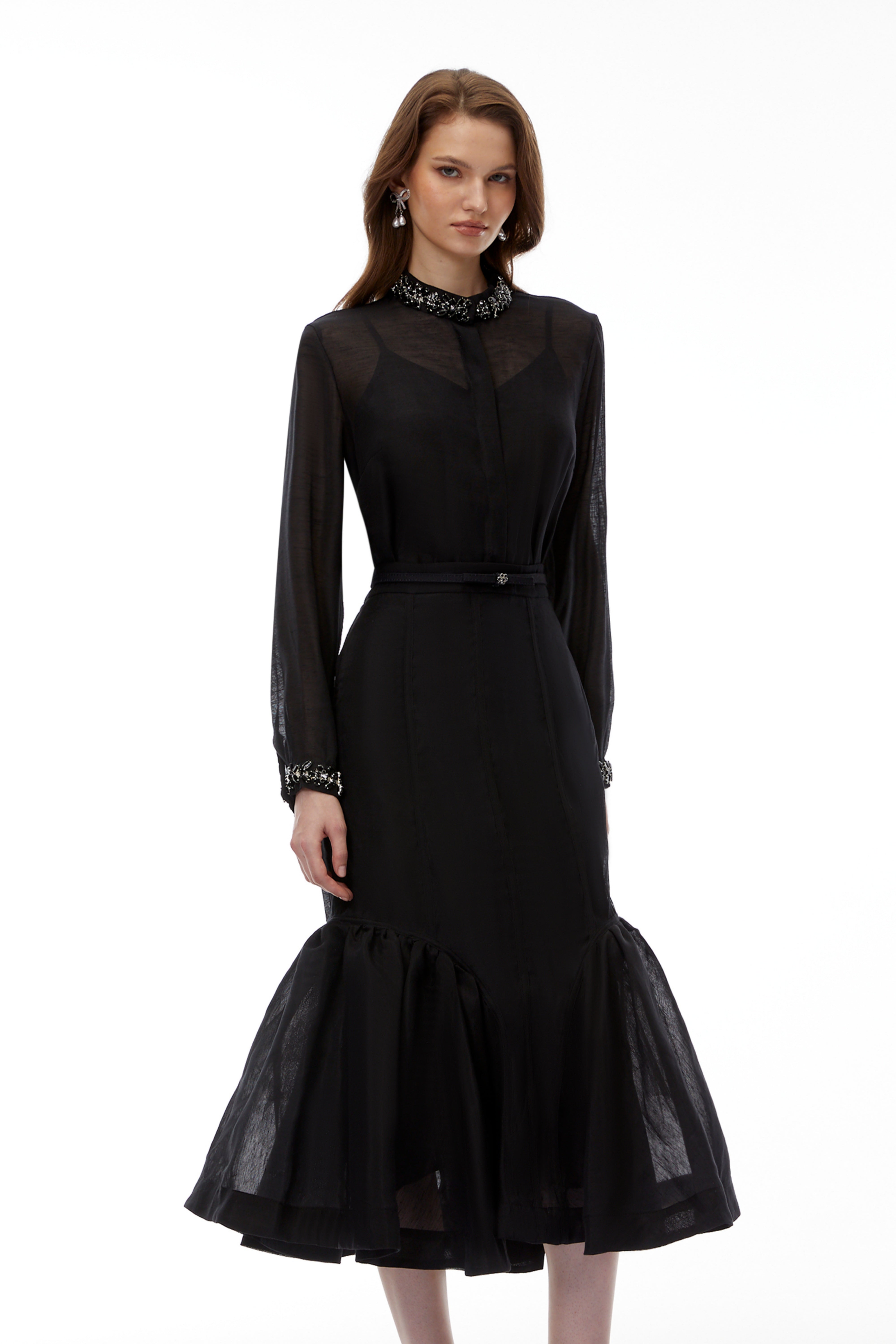 طقم مكون من بلوزة سوداء من الشيفون بقطع ملفوف وتنورة على شكل حورية البحر