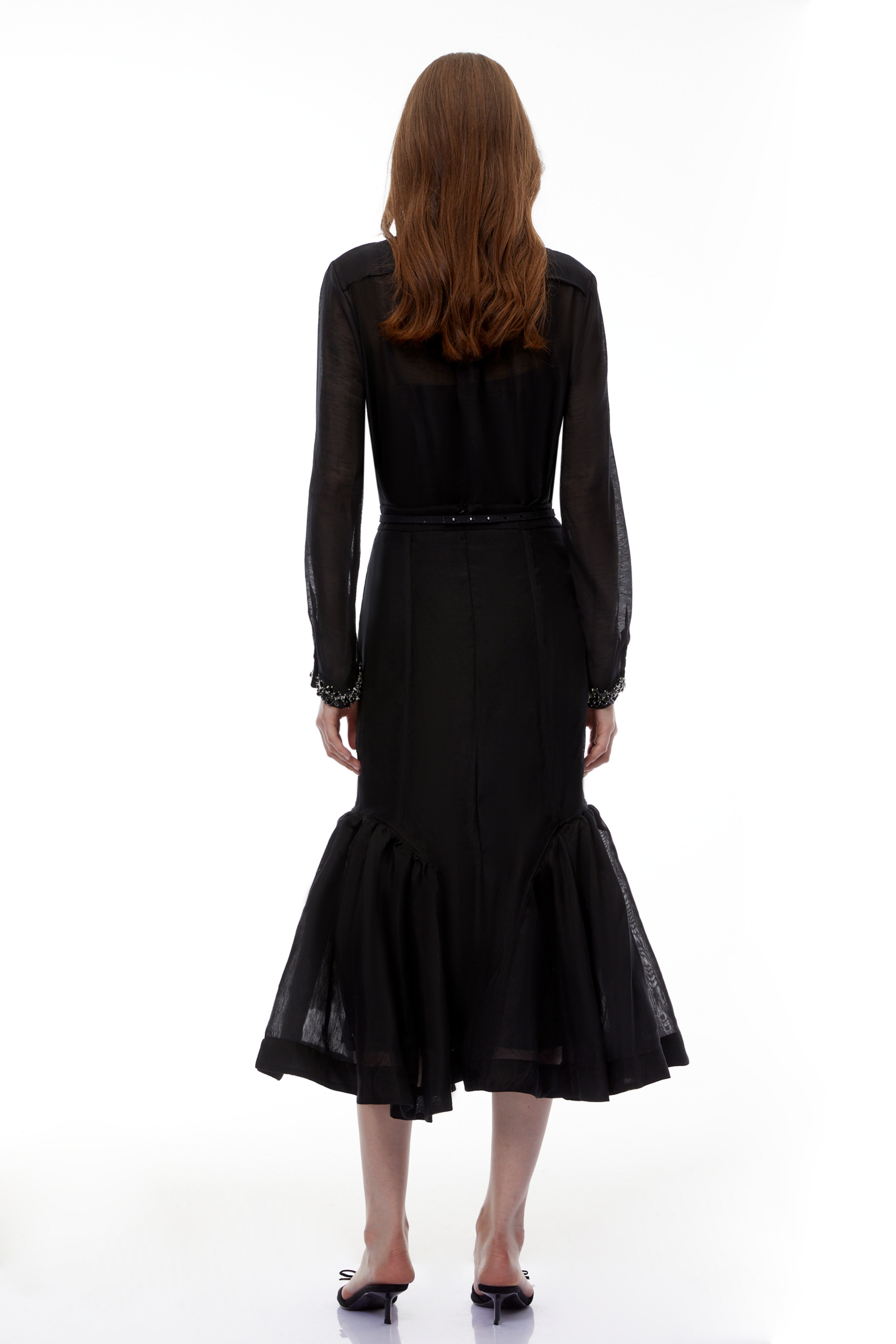 طقم مكون من بلوزة سوداء من الشيفون بقطع ملفوف وتنورة على شكل حورية البحر