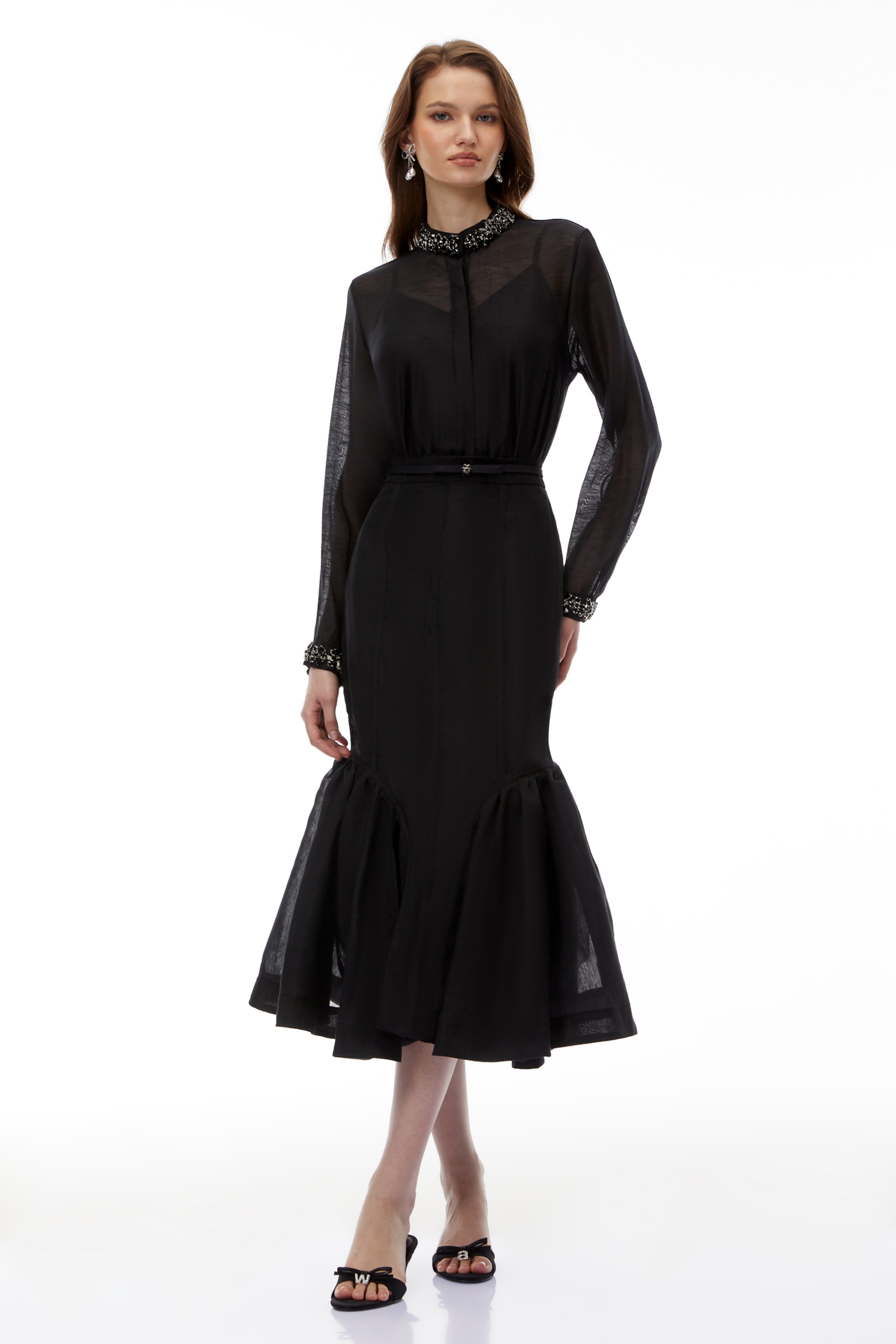 طقم مكون من بلوزة سوداء من الشيفون بقطع ملفوف وتنورة على شكل حورية البحر