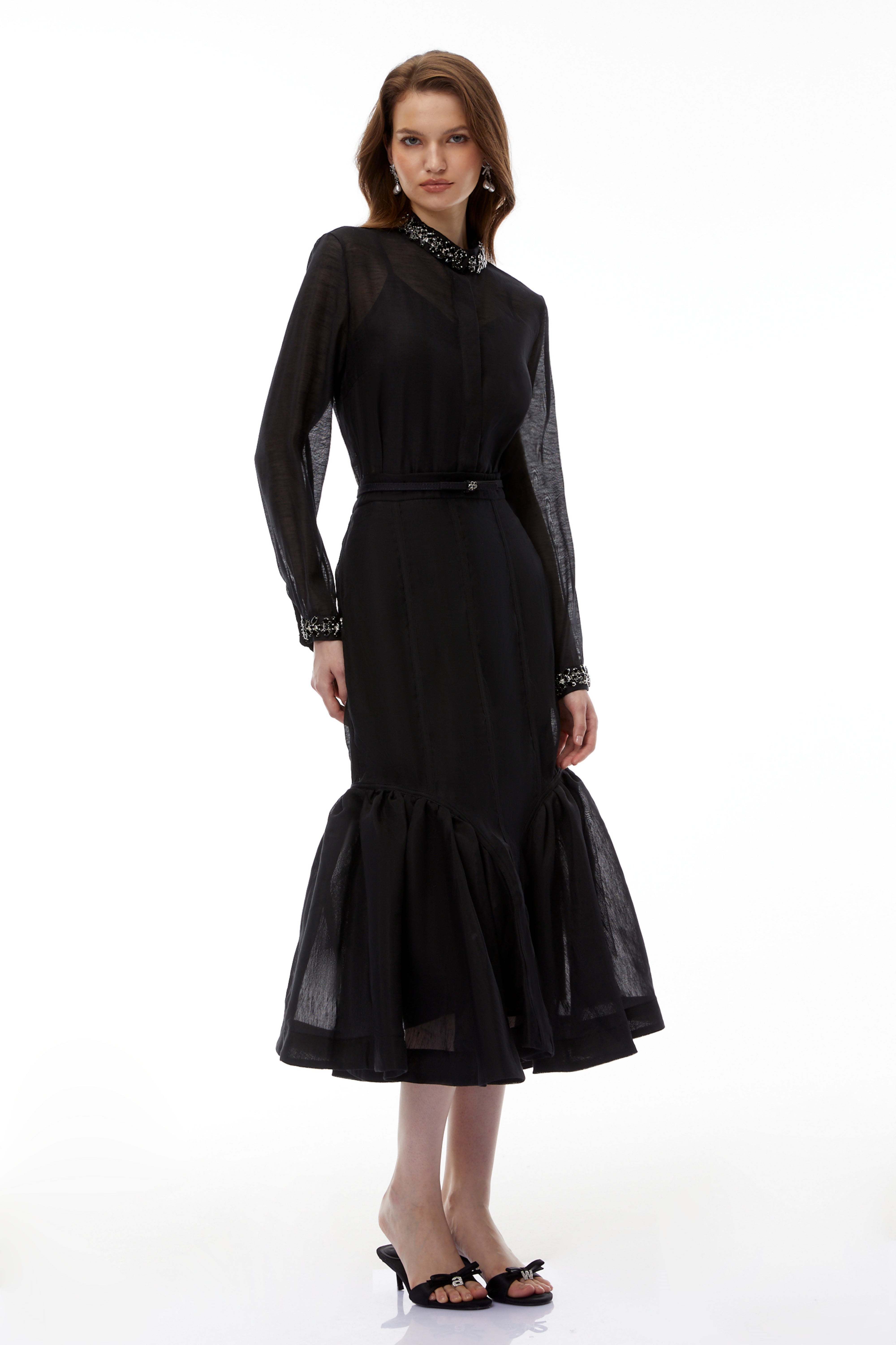 طقم مكون من بلوزة سوداء من الشيفون بقطع ملفوف وتنورة على شكل حورية البحر