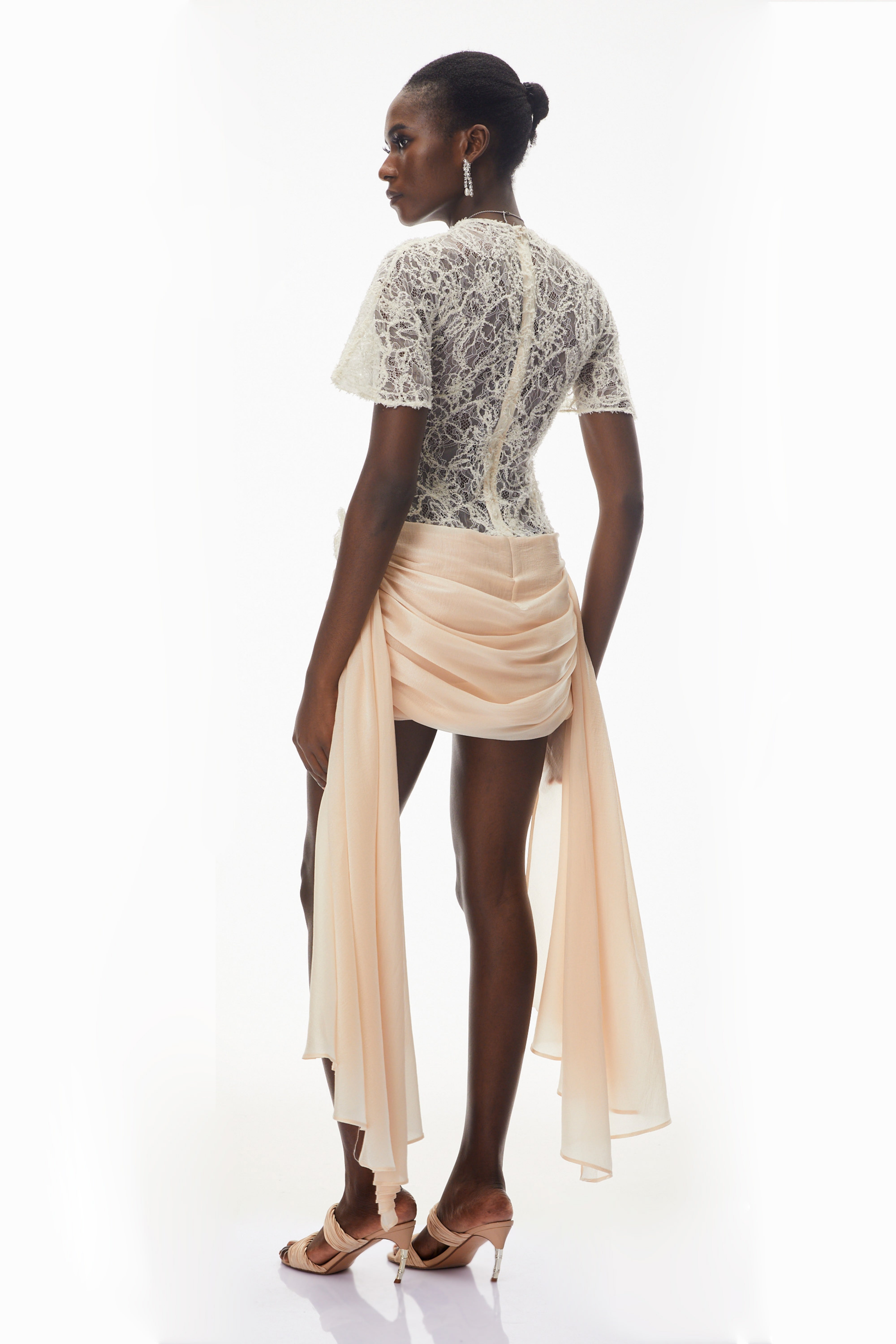 فستان قصير من الساتان بلون محايد من ماركة Briseis مزين بالدانتيل المزين بالزهور