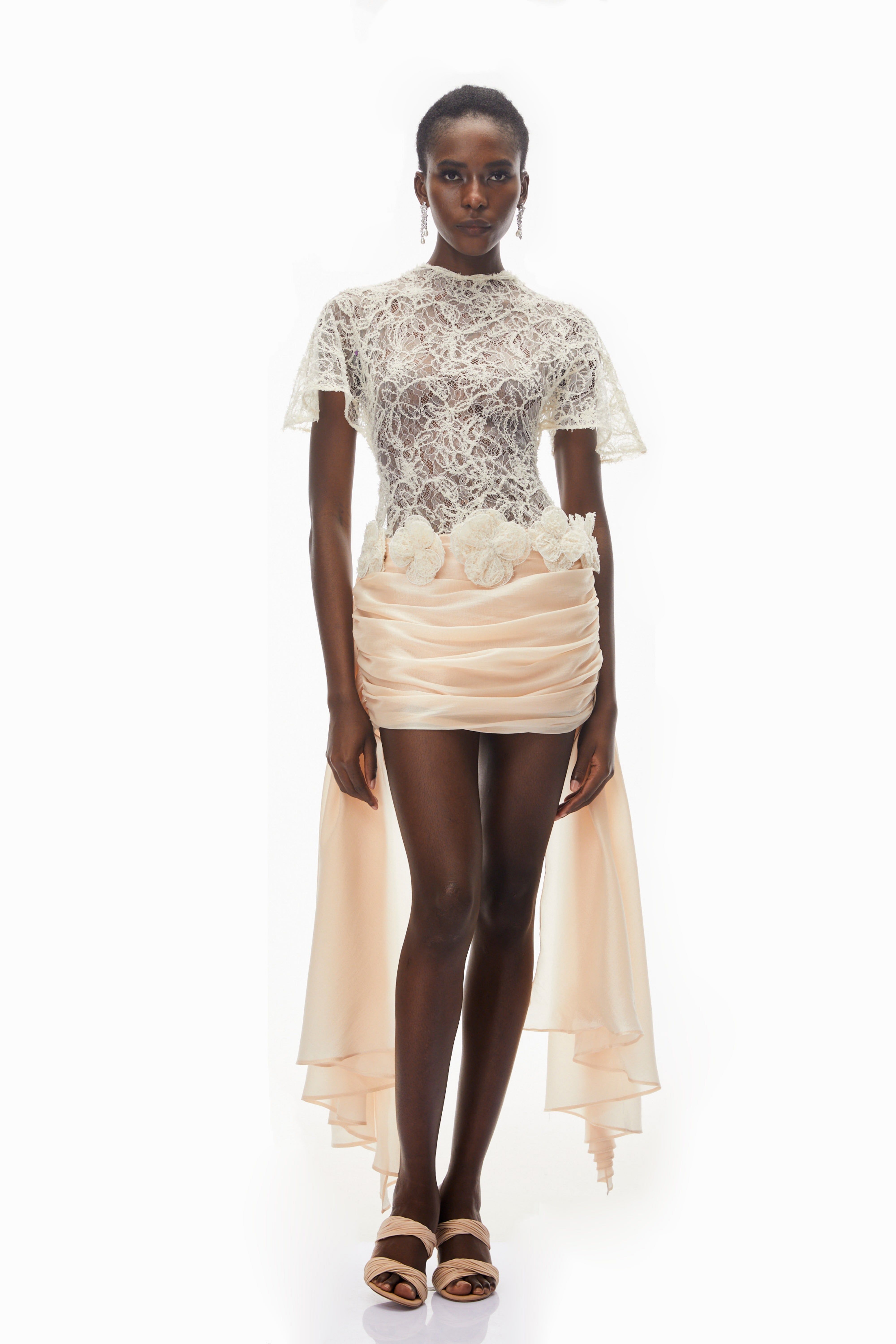 فستان قصير من الساتان بلون محايد من ماركة Briseis مزين بالدانتيل المزين بالزهور